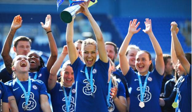 Melanie Leupolz holt mit ihren Chelsea-Teamkolleginnen den Pokal der Women's Super League in die Höhe