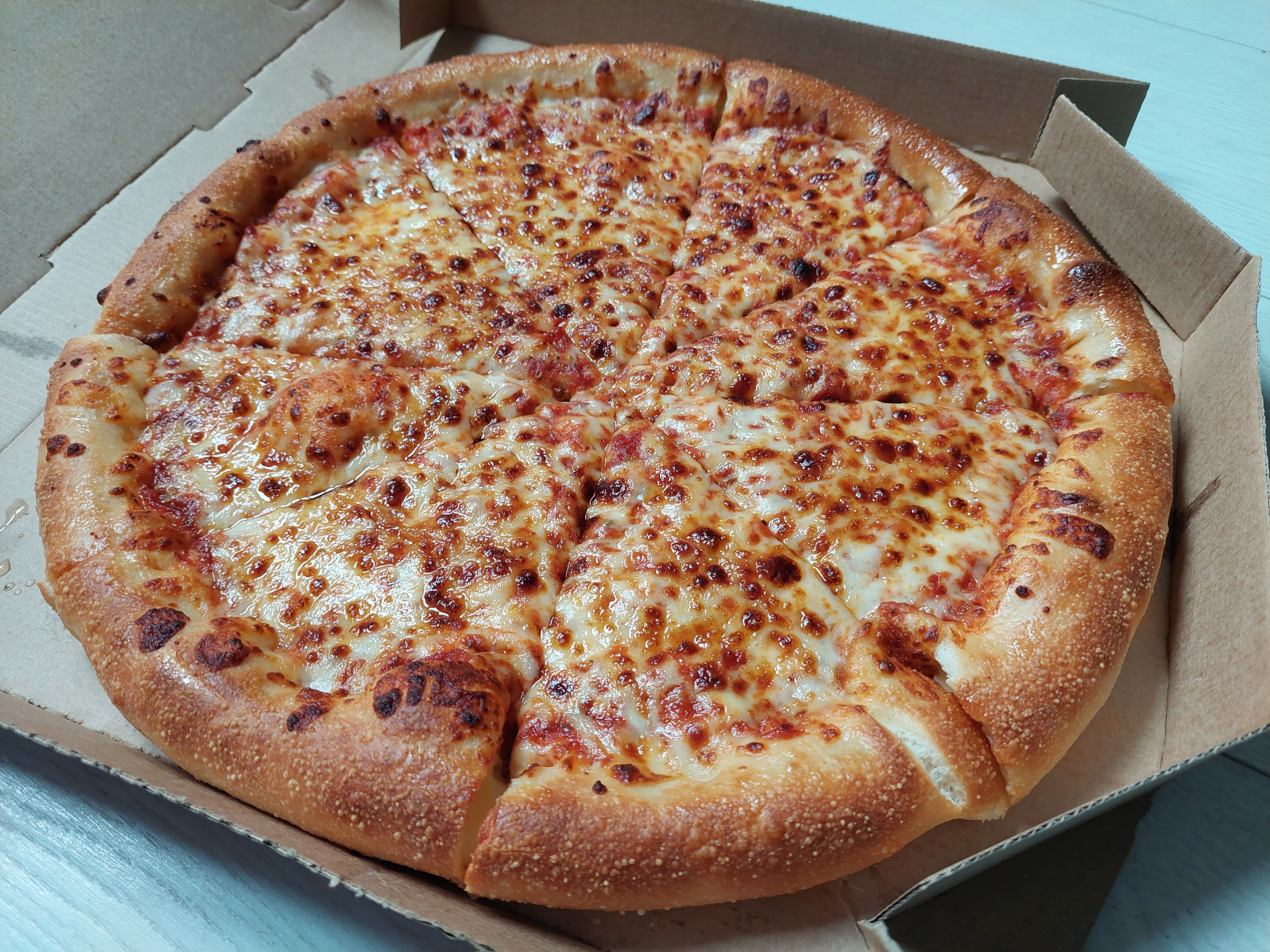 Käse- und Tomatenpizza von Pizza Hut, präsentiert in einer Schachtel