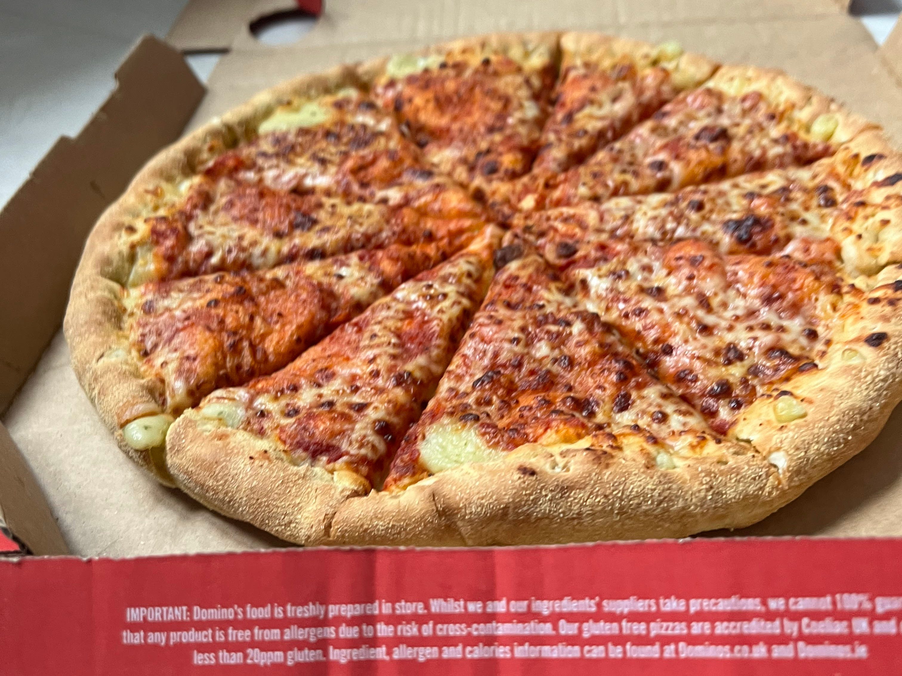 Pizza von Domino's im Karton