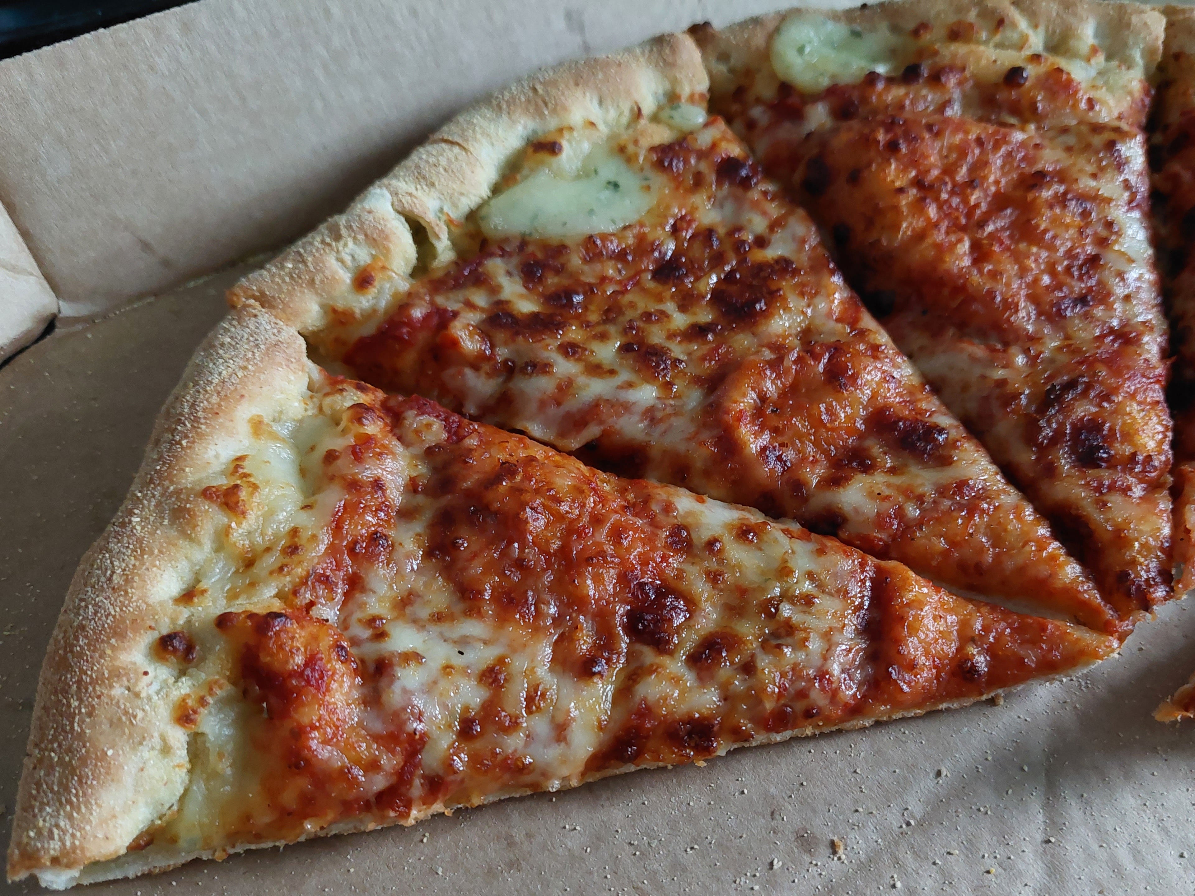 Pizzastücke von Domino's, präsentiert in einer Schachtel