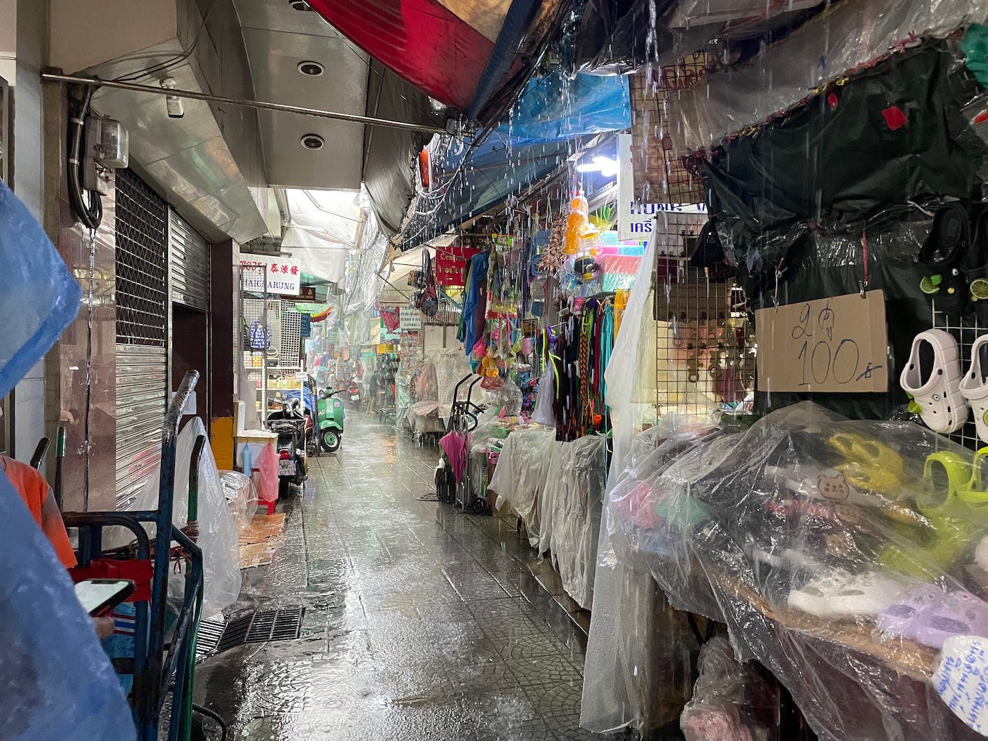 Straße mit Geschäften in der Regenzeit