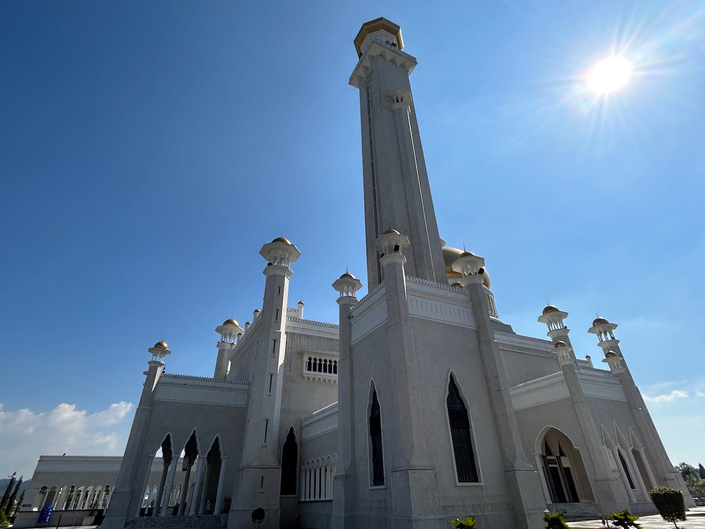 eine Moschee mit weißen Wänden und goldenen Kuppeln