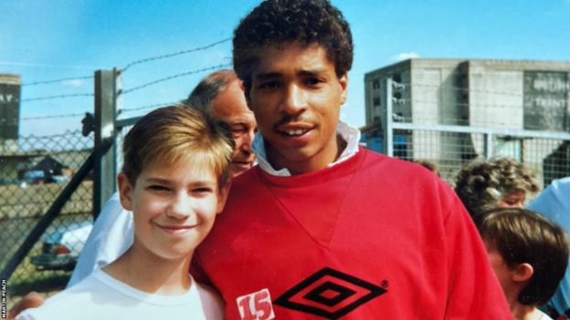 Martin Peach, 12 Jahre alt, mit dem damaligen Nottingham Forest- und England-Spieler Des Walker
