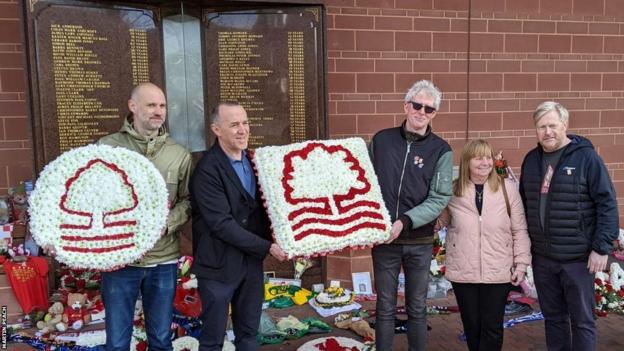 Martin Peach, Andy Caddell, Peter Hillier, Margaret Aspinall und Peter Scarfe am Liverpooler Denkmal der ewigen Flamme für diejenigen, die in Hillsborough gestorben sind