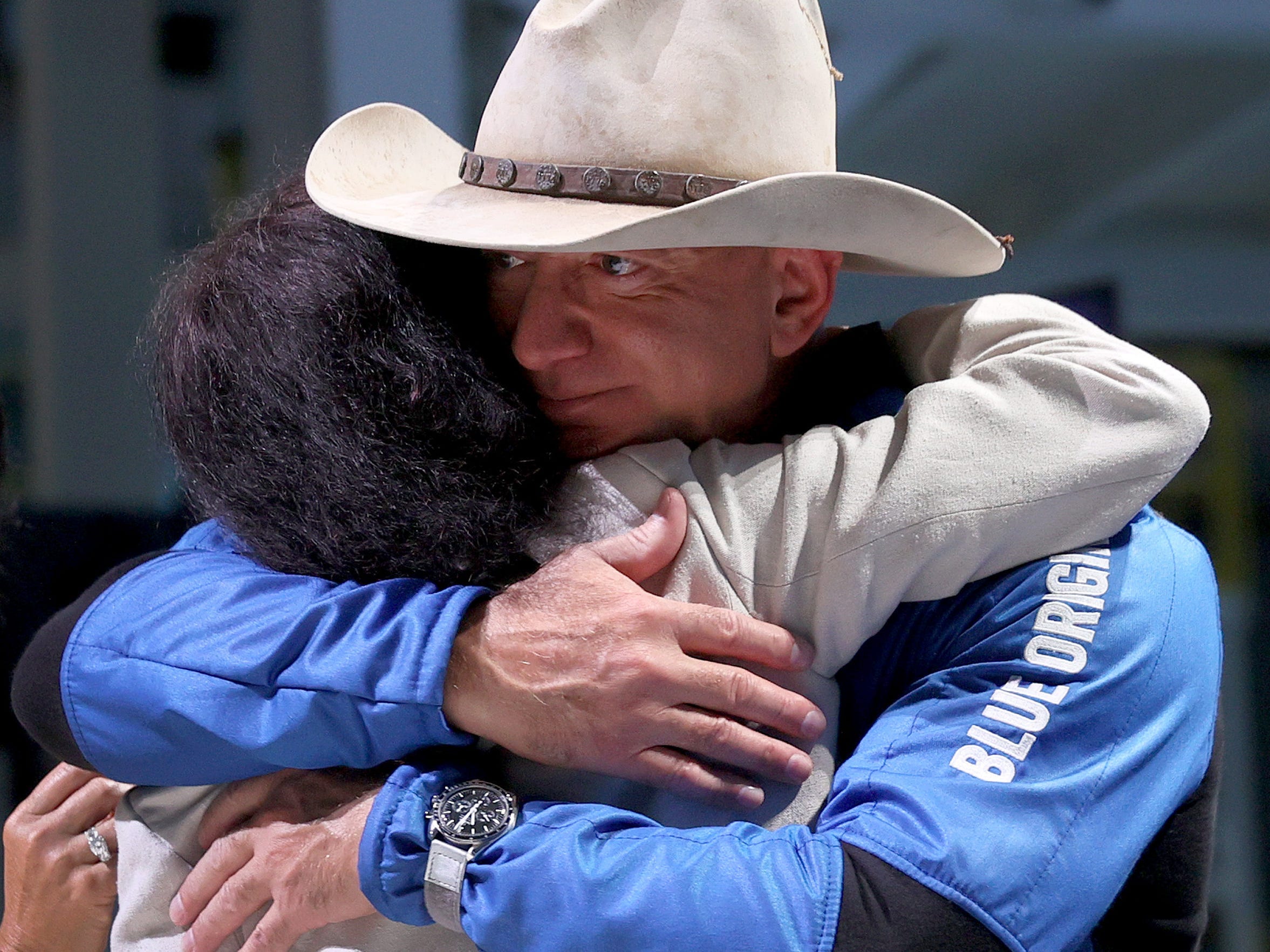 Jeff Bezos umarmt seine Mutter