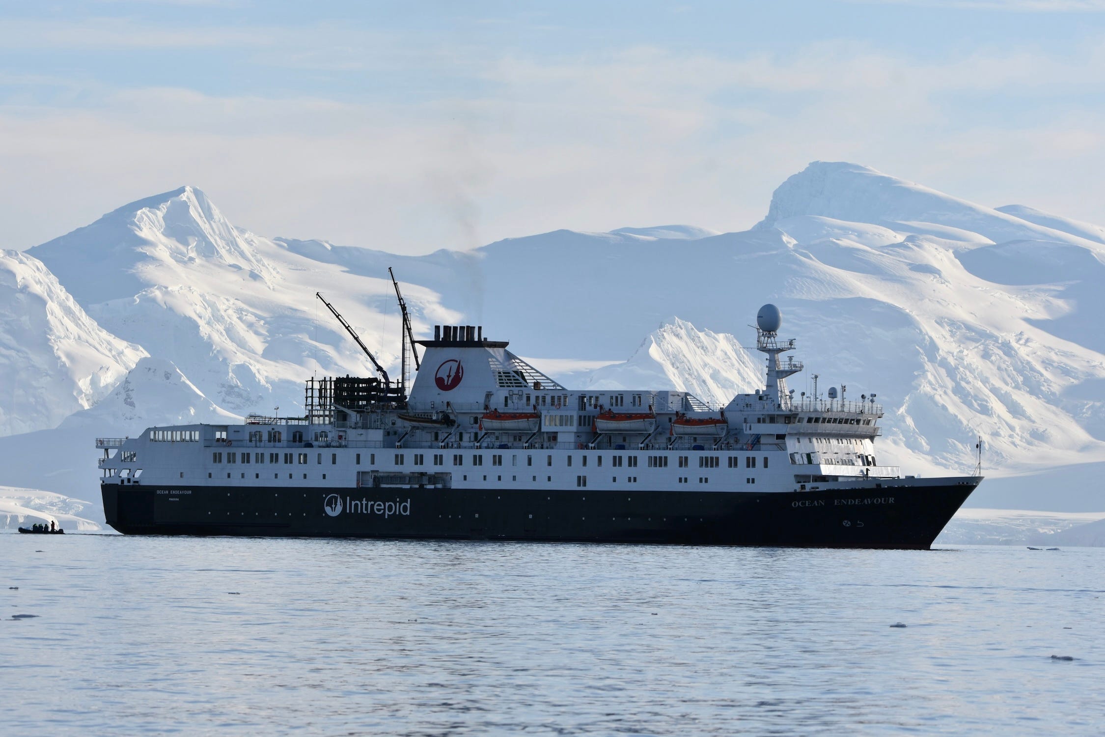 Ein Kreuzfahrtschiff mit der Aufschrift „Intrepid“ in antarktischen Gewässern