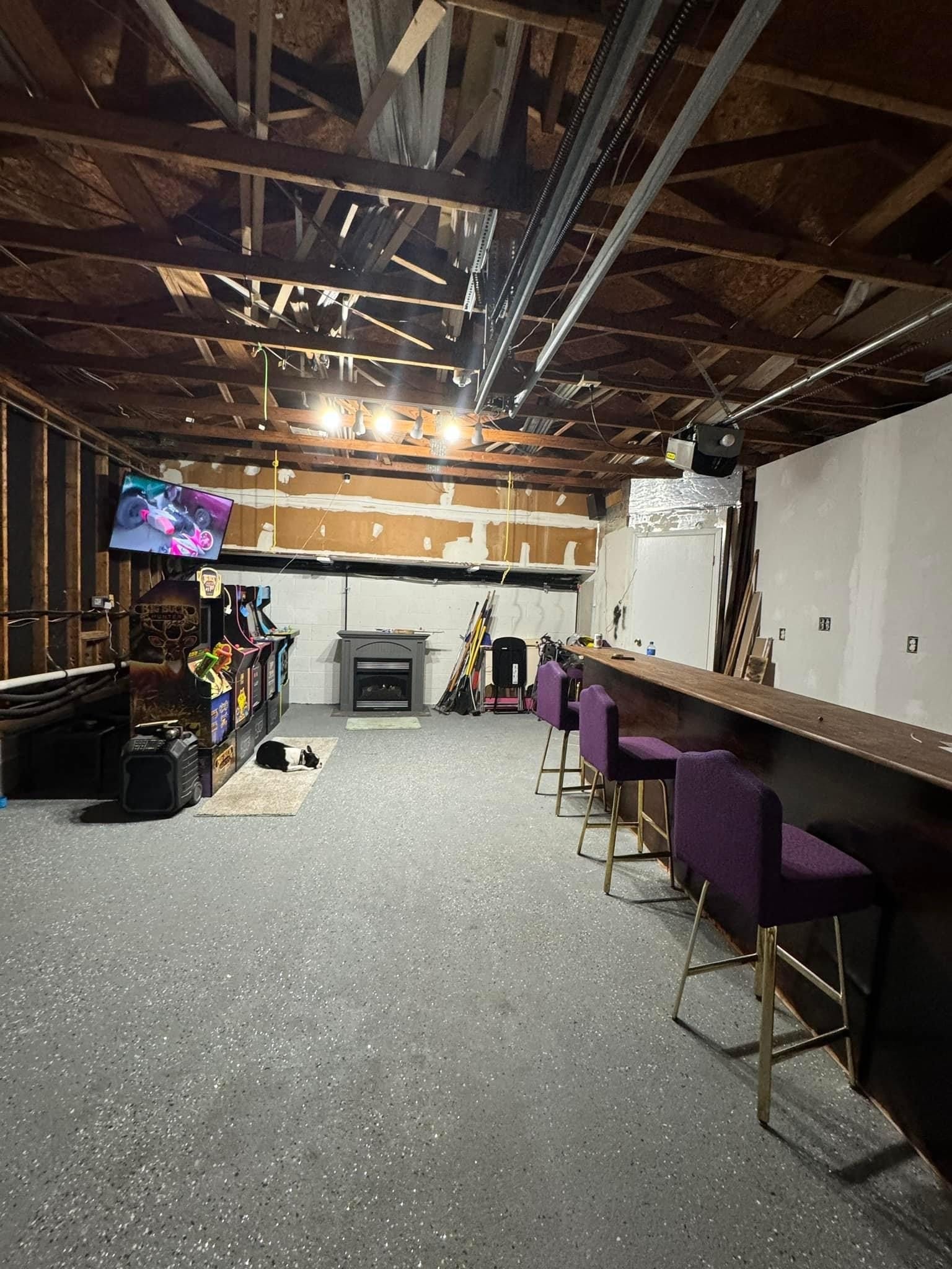 Eine renovierte Garage mit Bar und Arcade-Spielen.