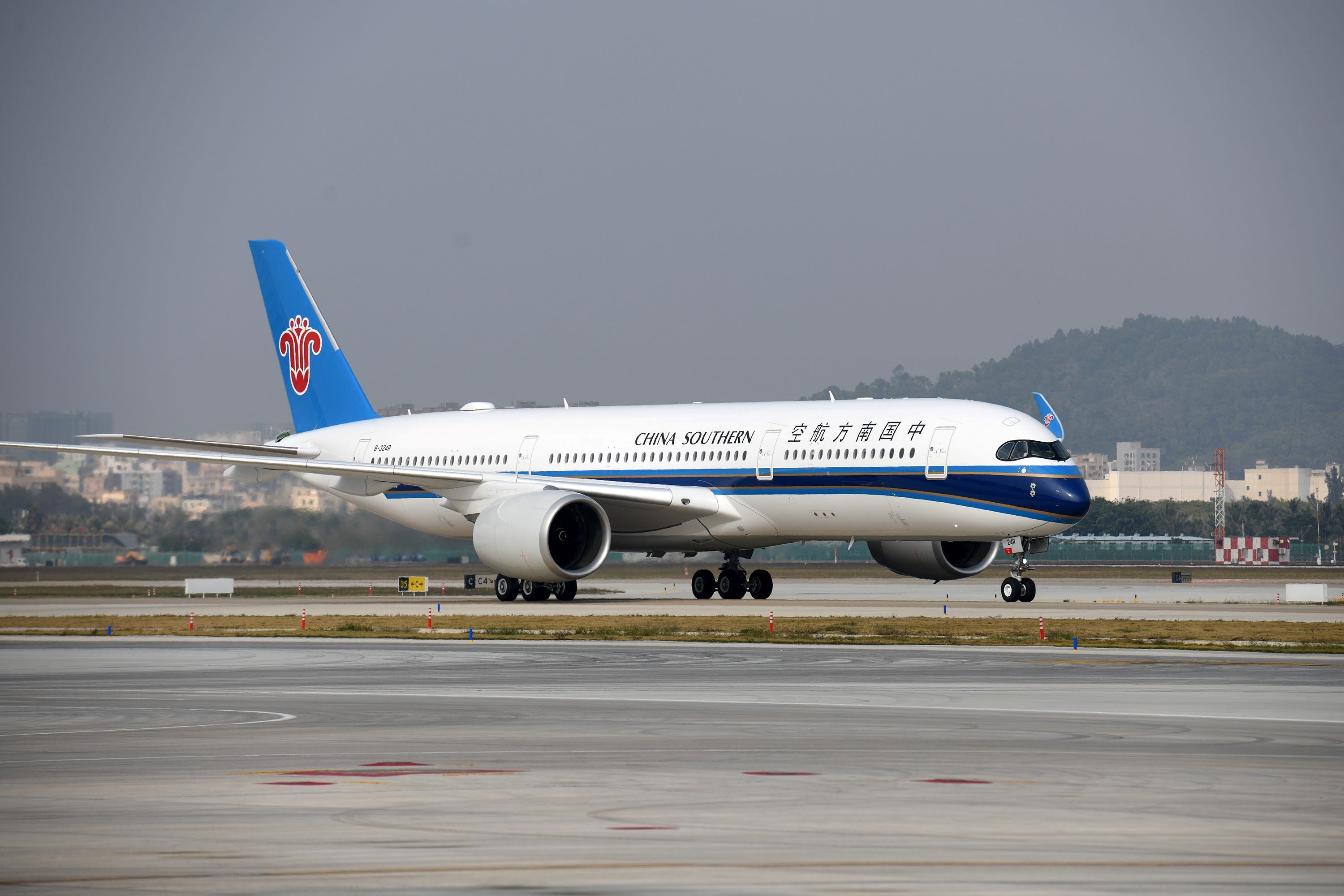 Ein Airbus A350-900 kommt am 6. Januar 2022 auf dem Baoan International Airport in Shenzhen in der südchinesischen Provinz Guangdong an