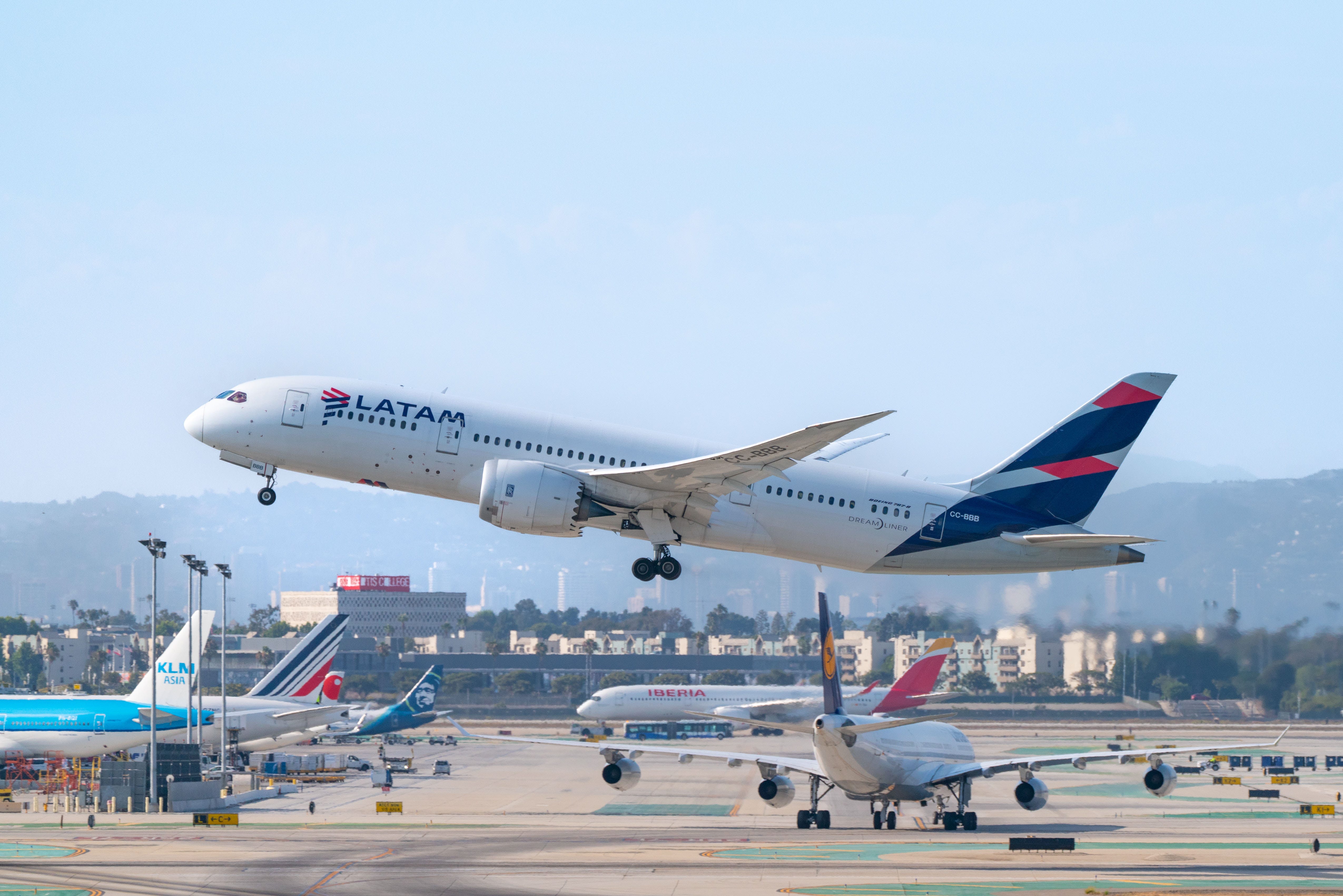 LATAM 'LAN Chile' Airlines Boeing 787-8 hebt am 30. Juli 2022 vom internationalen Flughafen Los Angeles ab