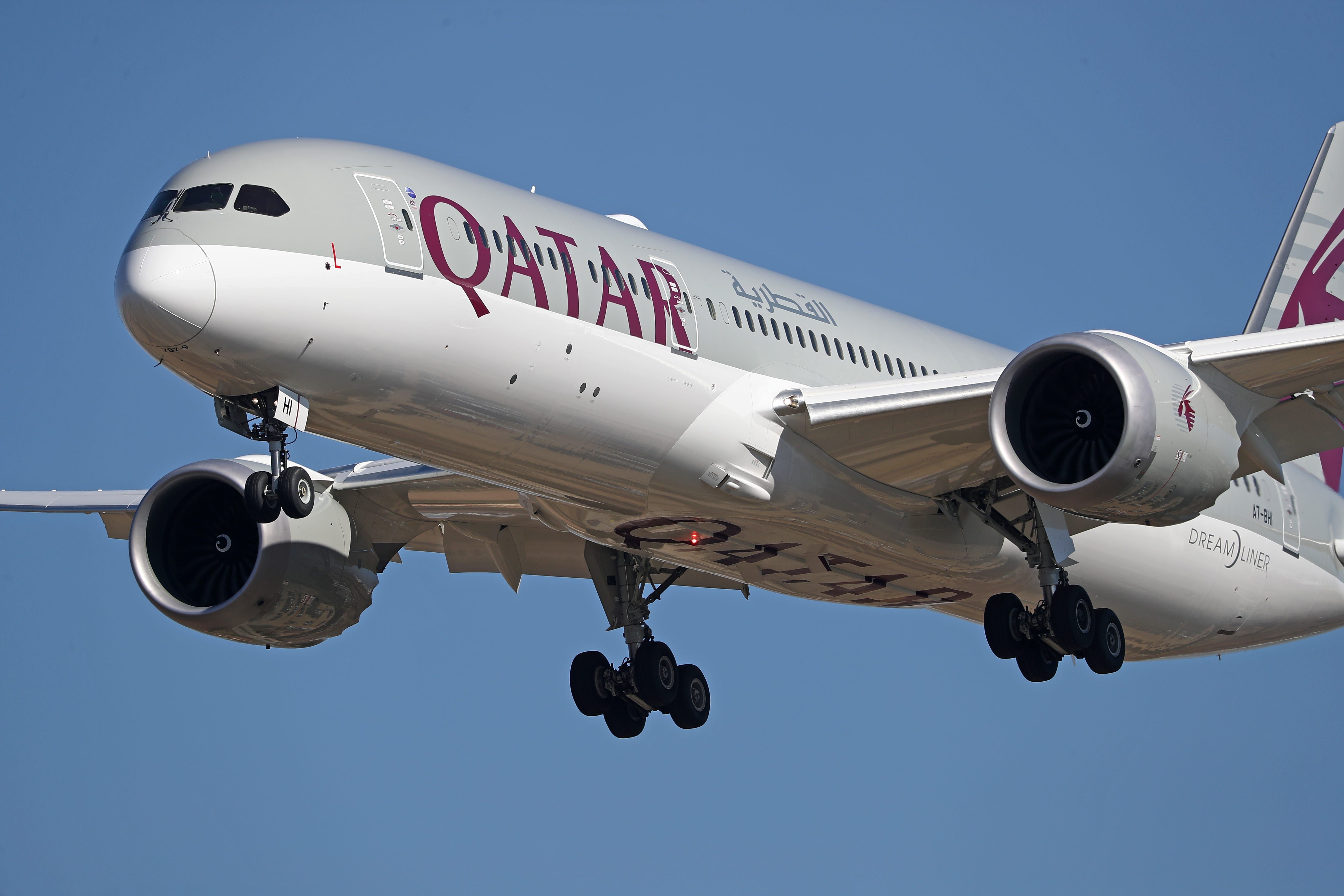 Ein Boeing 787-9 Dreamliner von Qatar Airways landet am 28. Februar 2023 auf dem Flughafen Barcelona in Barcelona, ​​Spanien