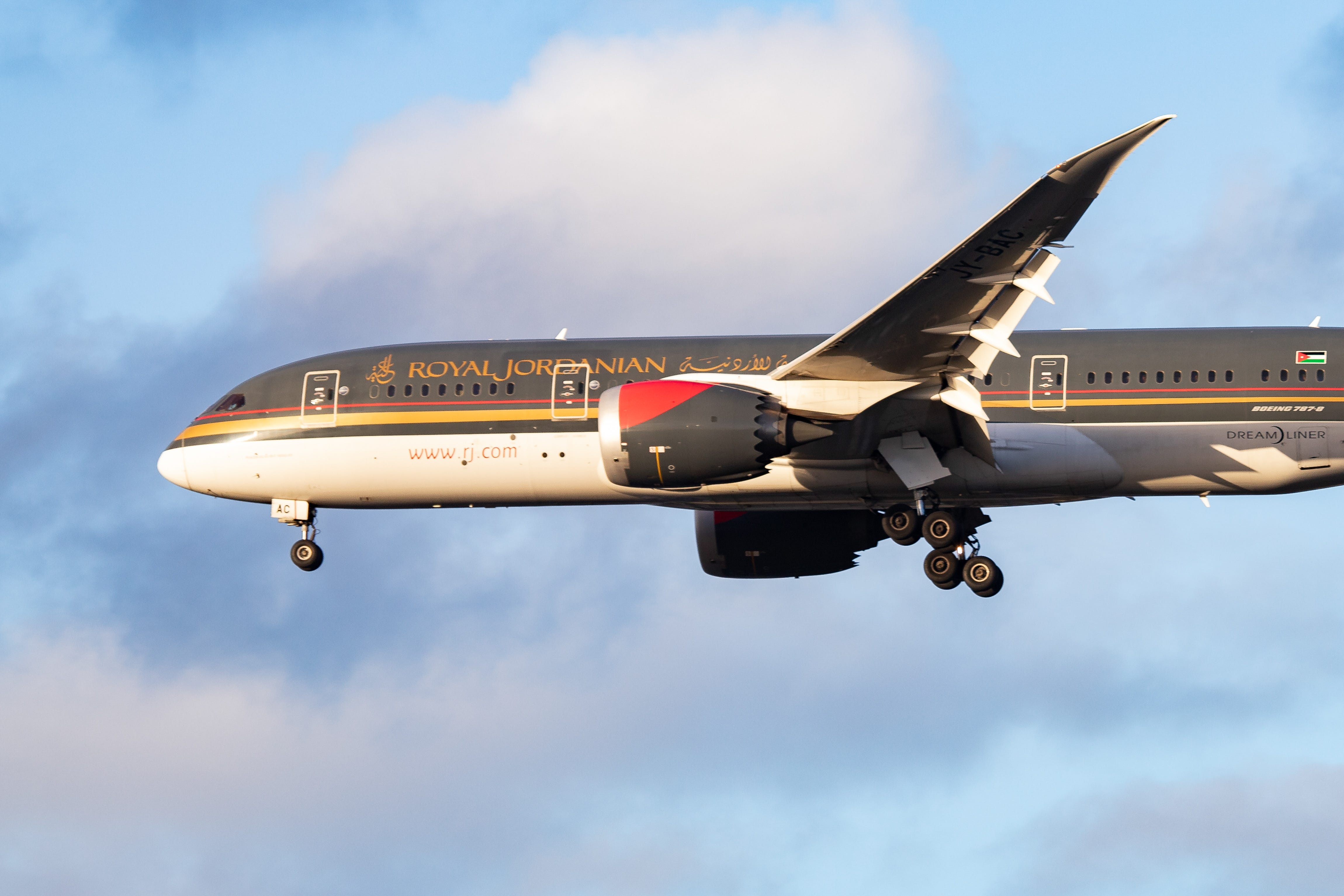 Royal Jordanian Airlines Boeing 787 in komplett schwarzer Lackierung mit goldener Beschriftung.