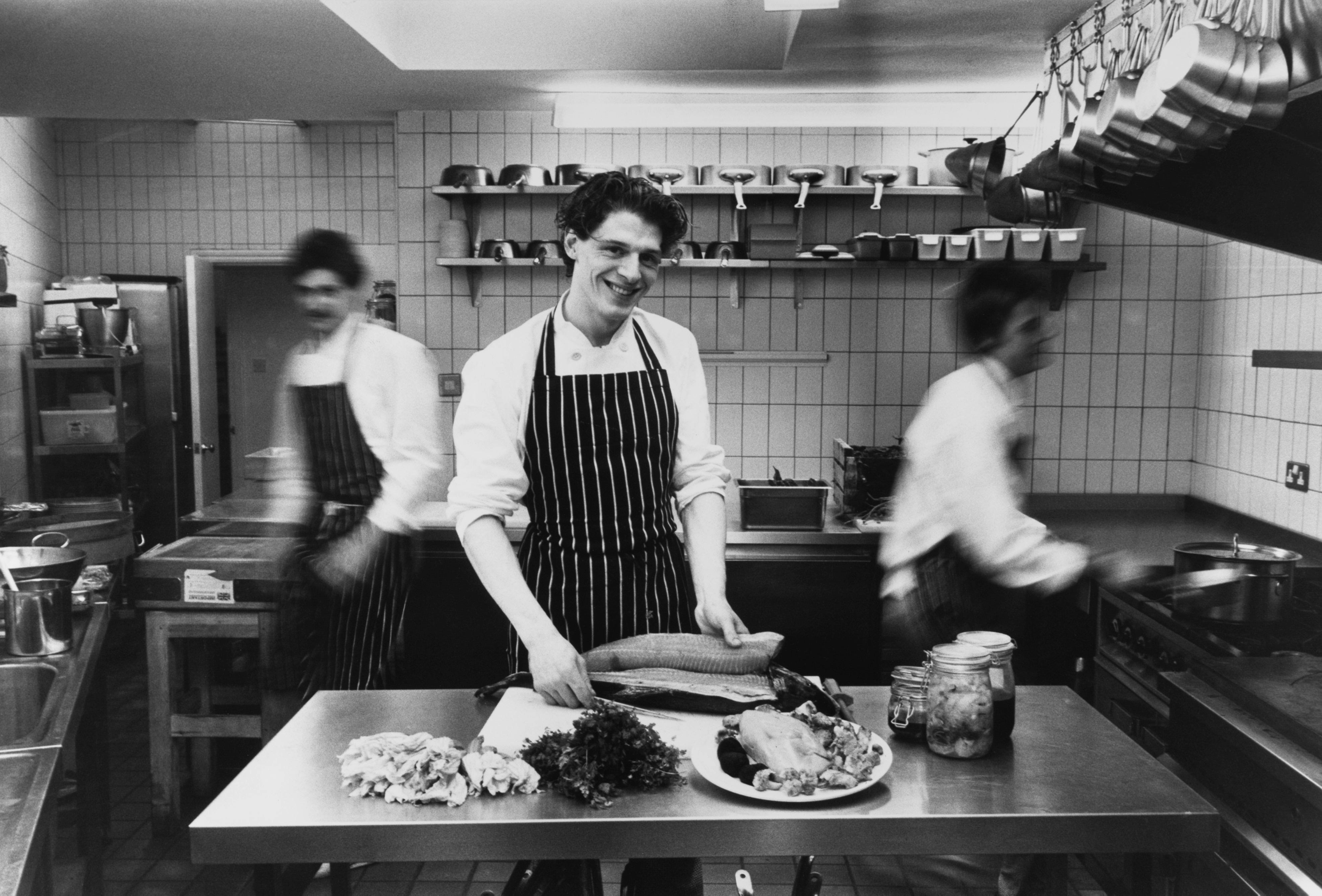 Der britische Koch Marco Pierre White bereitet am 26. Februar 1987 in der Küche des Restaurants Harveys, Wandsworth, London, Speisen zu.