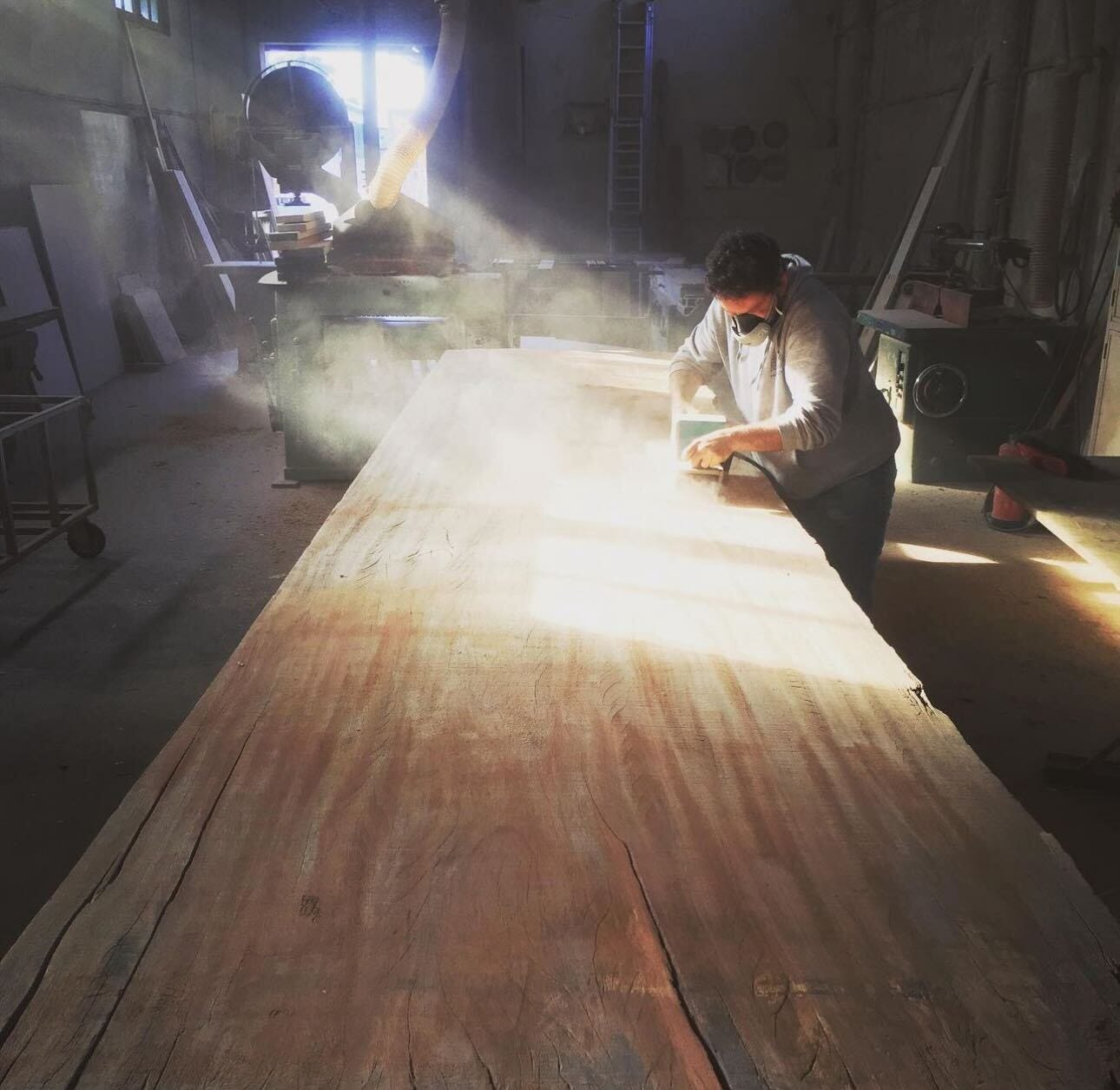 Ein Zimmermann, der in der Werkstatt von Madeiguincho arbeitet.