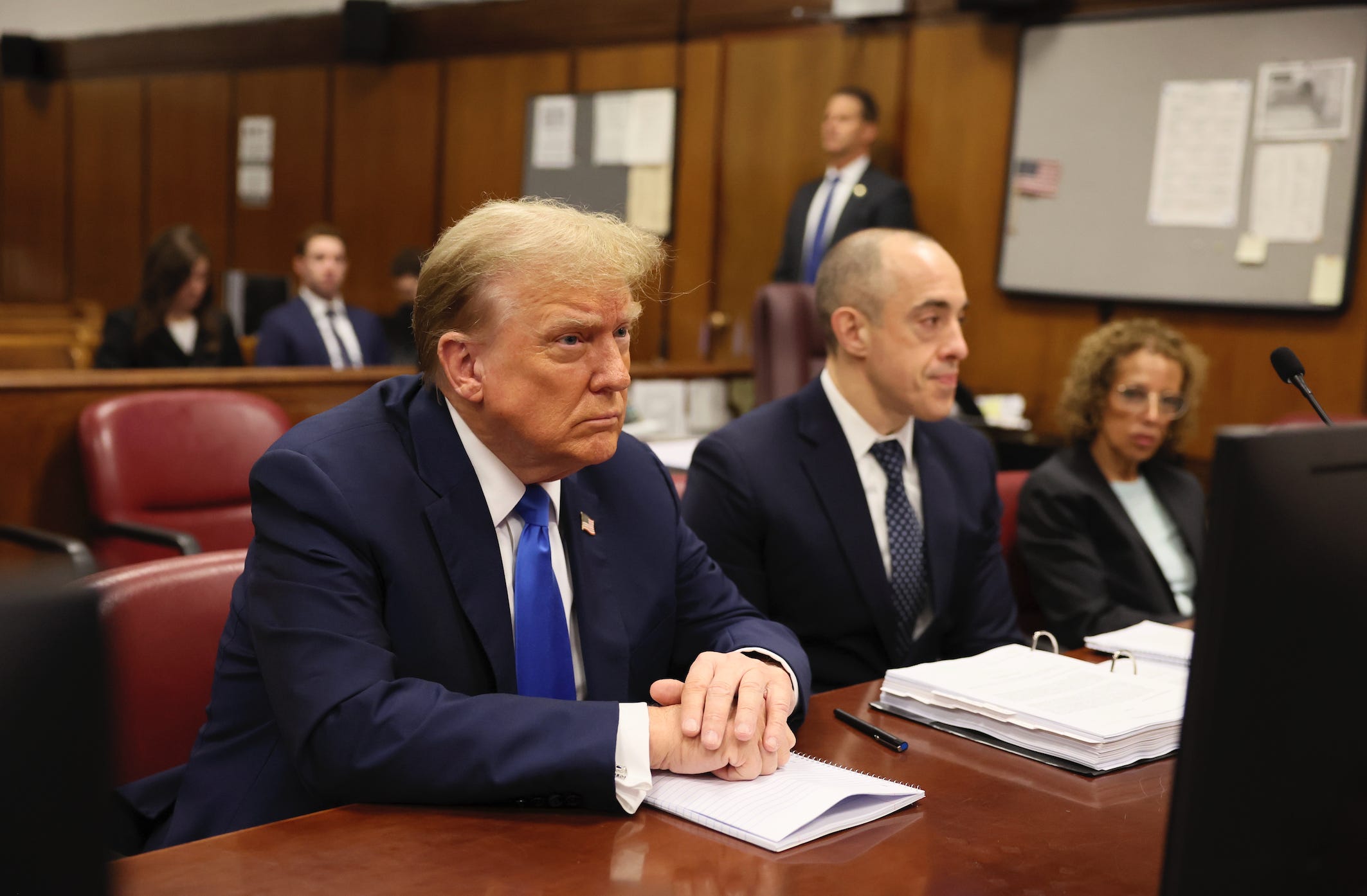 Der ehemalige Präsident Donald Trump erscheint zusammen mit seinen Anwälten vor dem Strafgericht in Manhattan während der Auswahl der Geschworenen in seinem Schweigegeldprozess am 18. April 2024.