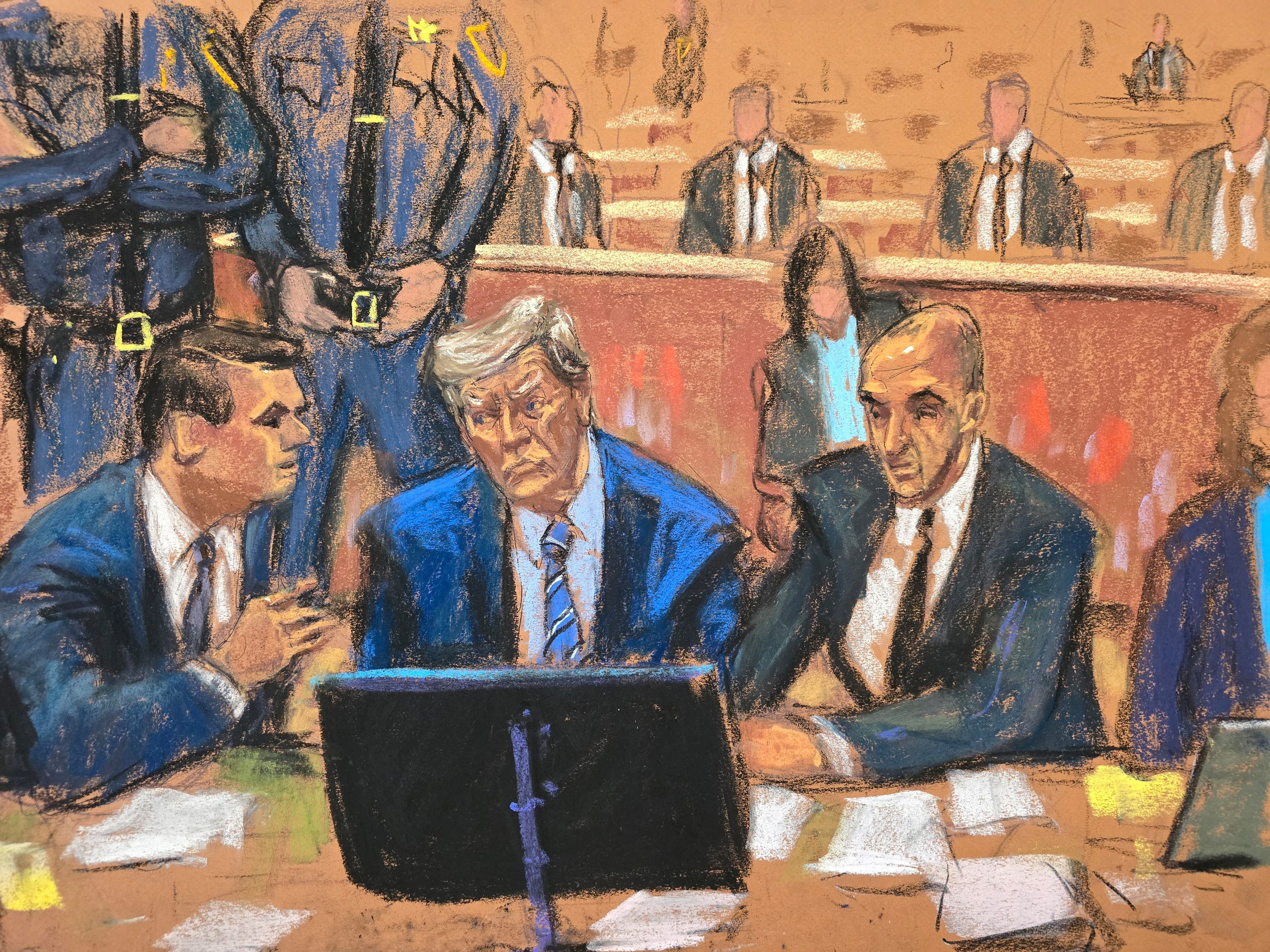 In dieser Gerichtsskizze ist der ehemalige Präsident Donald Trump während der Geschworenenauswahl in seinem New Yorker Strafprozess am 16. April 2024 von seinen Anwälten, dem Sicherheitsdienst des Gerichts und dem hinter ihm sitzenden Geheimdienst umgeben.