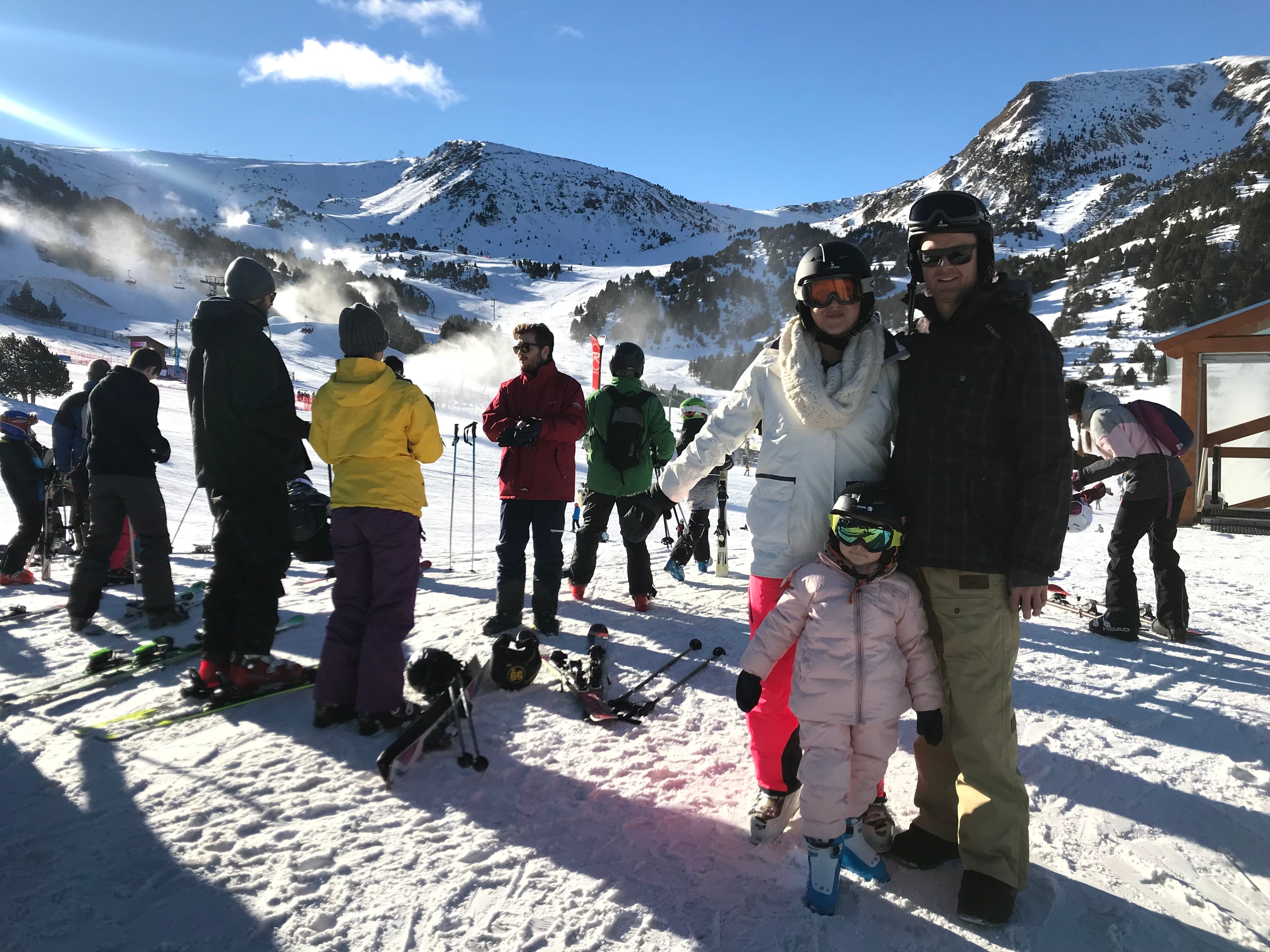 Edwards, zusammen mit ihrem Mann und ihrer Tochter, in einem Skigebiet.