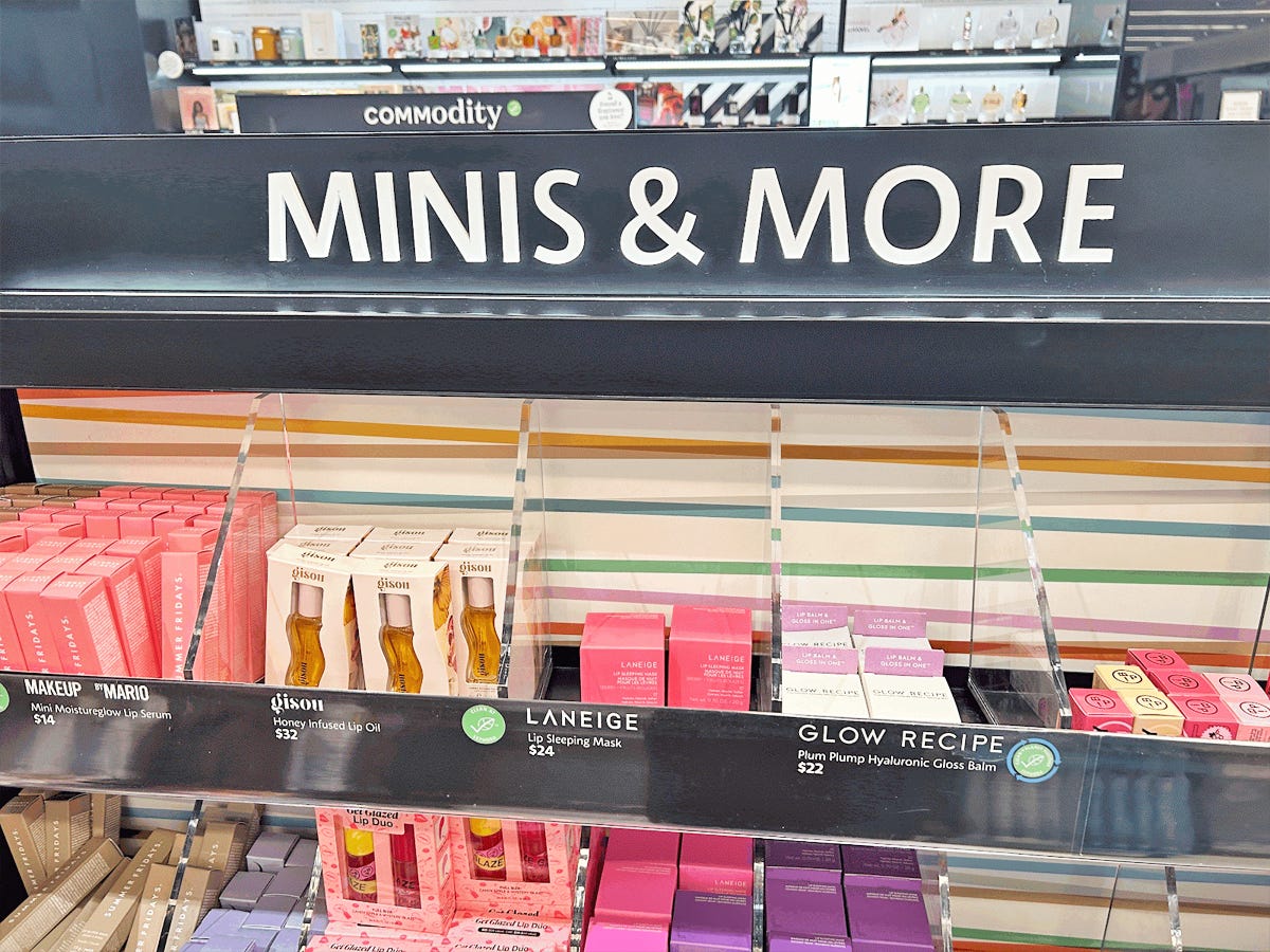 Regale mit Produkten von Gisou, Laneige und Glow Recipe in einem Bereich mit einem schwarzen Schild mit der Aufschrift „Minis and more“ bei Sephora