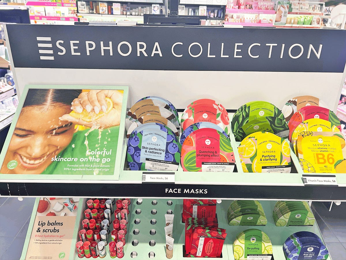 Ein Display mit farbenfrohen Tuchmasken der Marke Sephora in Blau, Rot, Grün und Gelb mit einem Schild mit der Aufschrift „Sephora Collection“