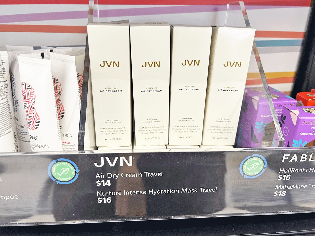 Vier hellbeige Schachteln Jvn-Trockencreme auf einem Regal bei Sephora