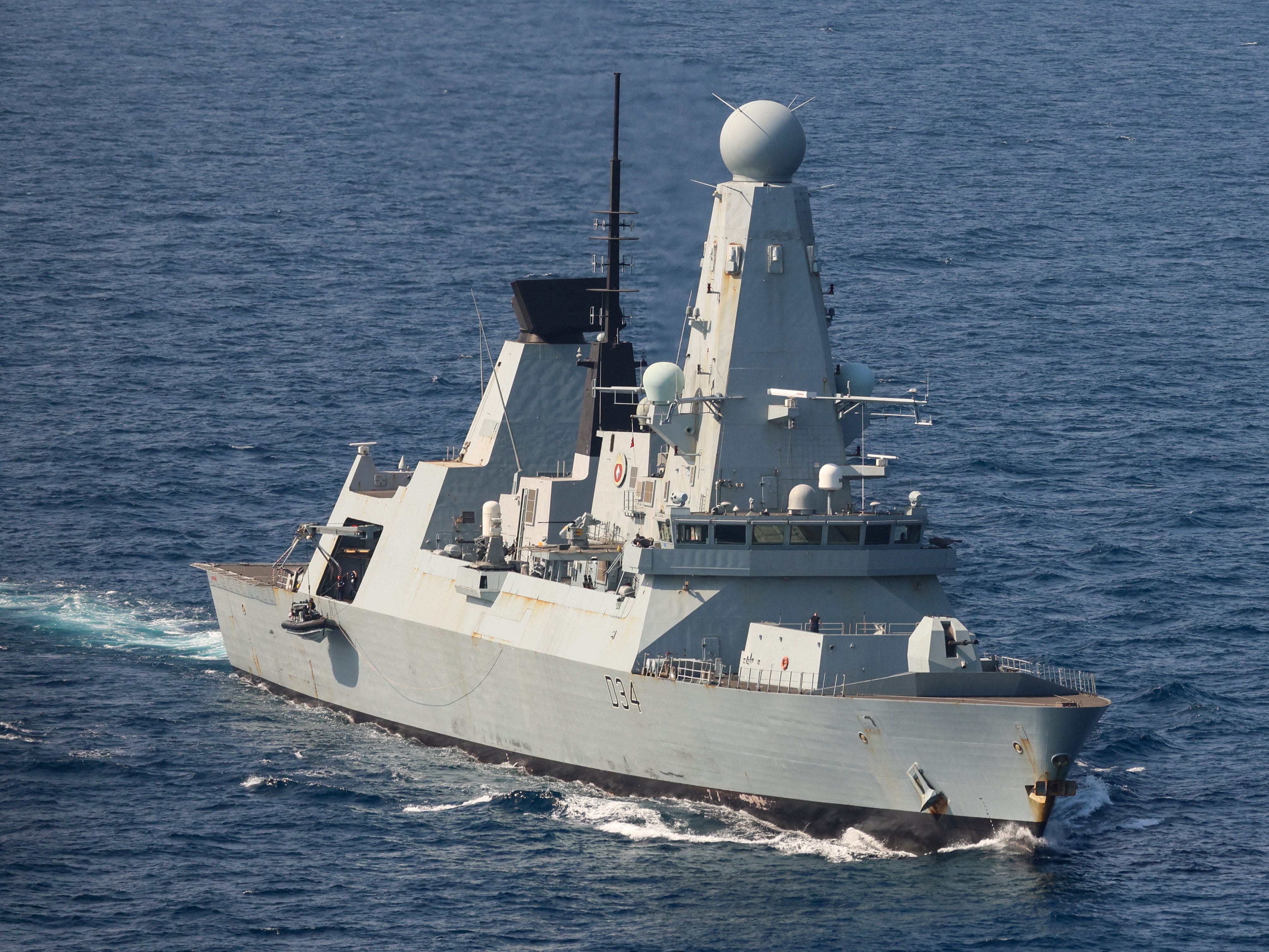 Eine Ansicht zeigt die HMS Diamond im Roten Meer während der Operation Prosperity Guardian, in diesem Handout-Bild vom 6. Januar 2024.