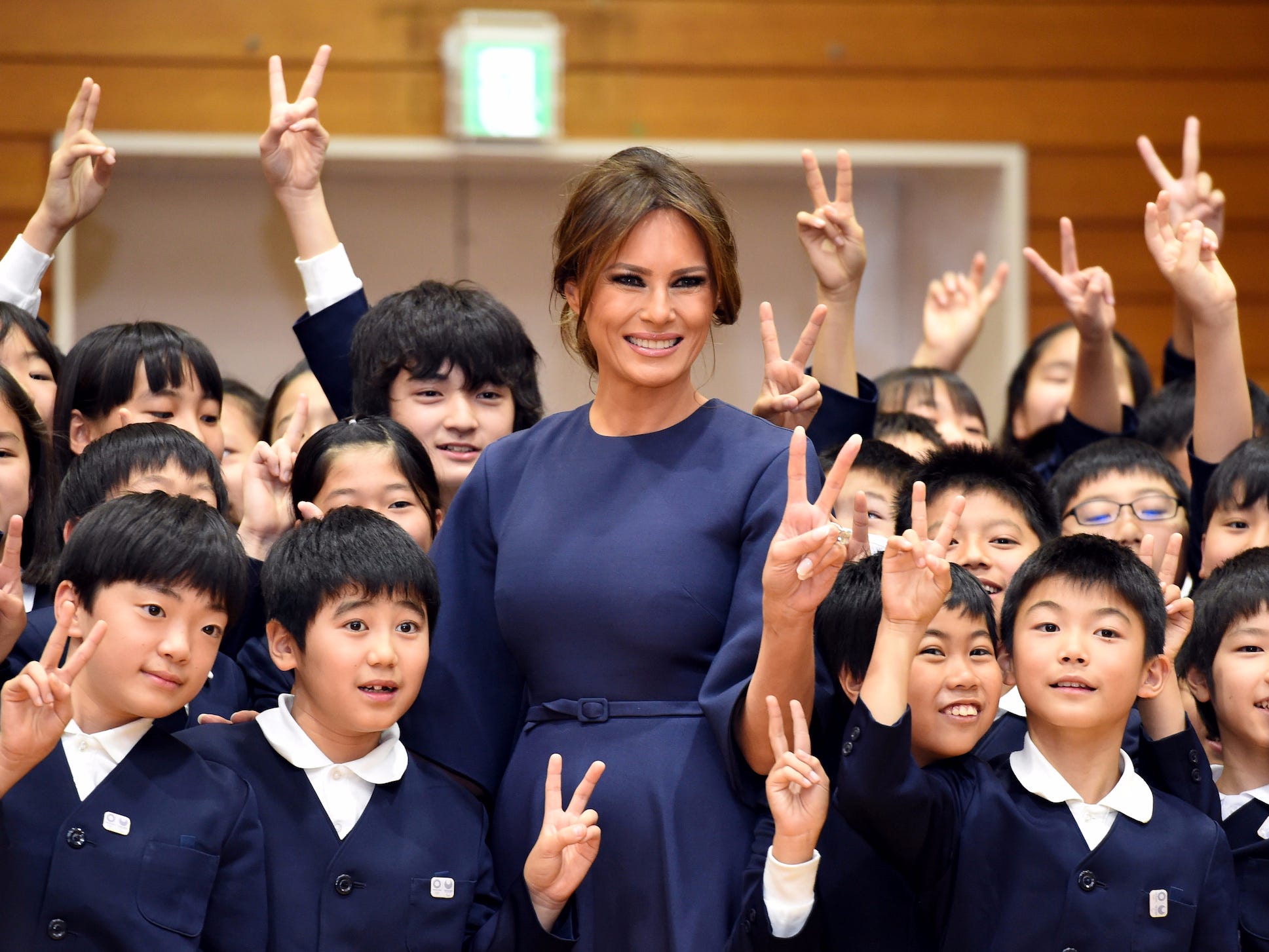Melania Trump trifft Kinder in Japan.