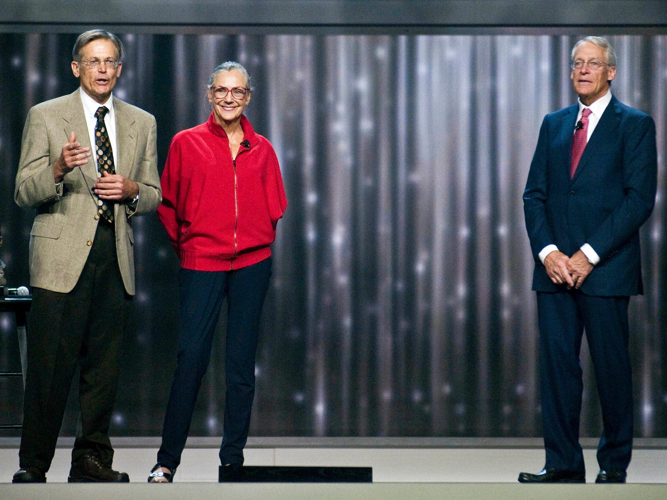 Jim Walton, Alice Walton und Robson Walton stehen während der Walmart-Veranstaltung auf der Bühne