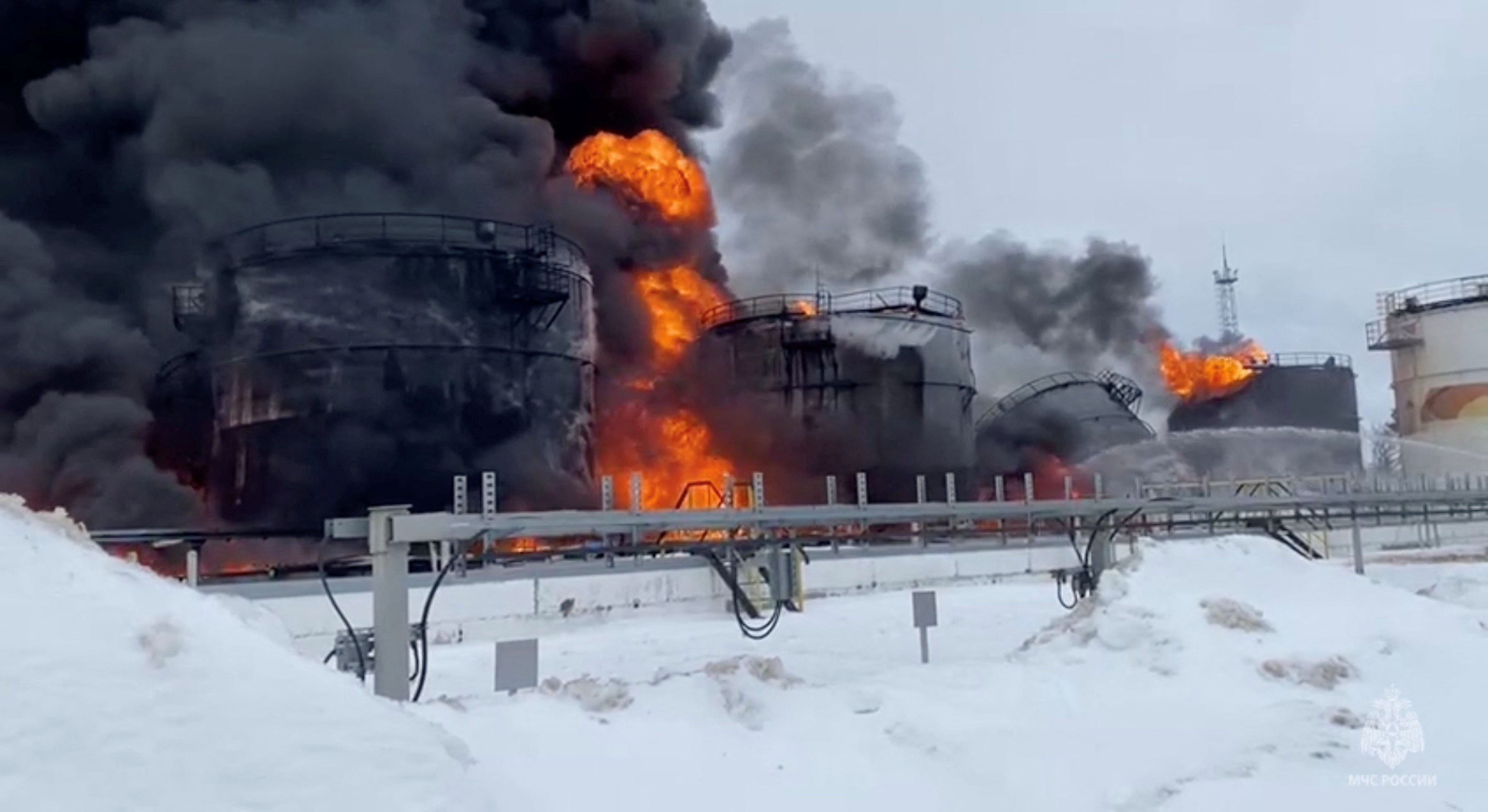 Feuerwehrleute löschen am 19. Januar 2024 in der Stadt Klinzy in der Region Brjansk, Russland, Öltanks in einem Lager, das nach Angaben lokaler Behörden Feuer gefangen hat, nachdem das Militär eine ukrainische Drohne abgeschossen hatte.
