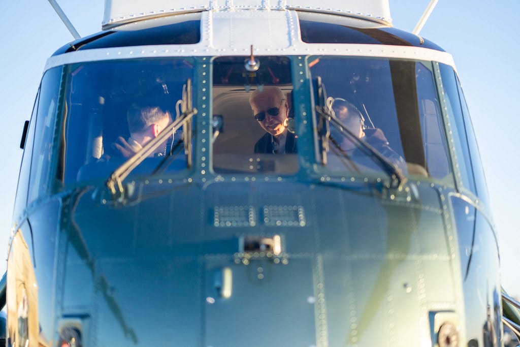 Joe Biden begrüßt Piloten auf Marine One
