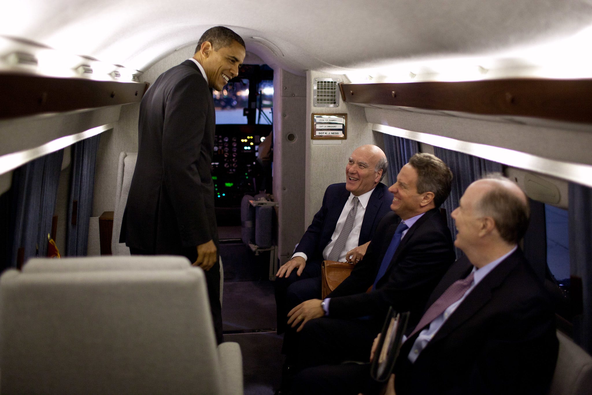 Präsident Barack Obama spricht mit Stabschef Bill Daley, Finanzminister Timothy Geithner und dem Nationalen Sicherheitsberater Tom Donilon an Bord der Marine One