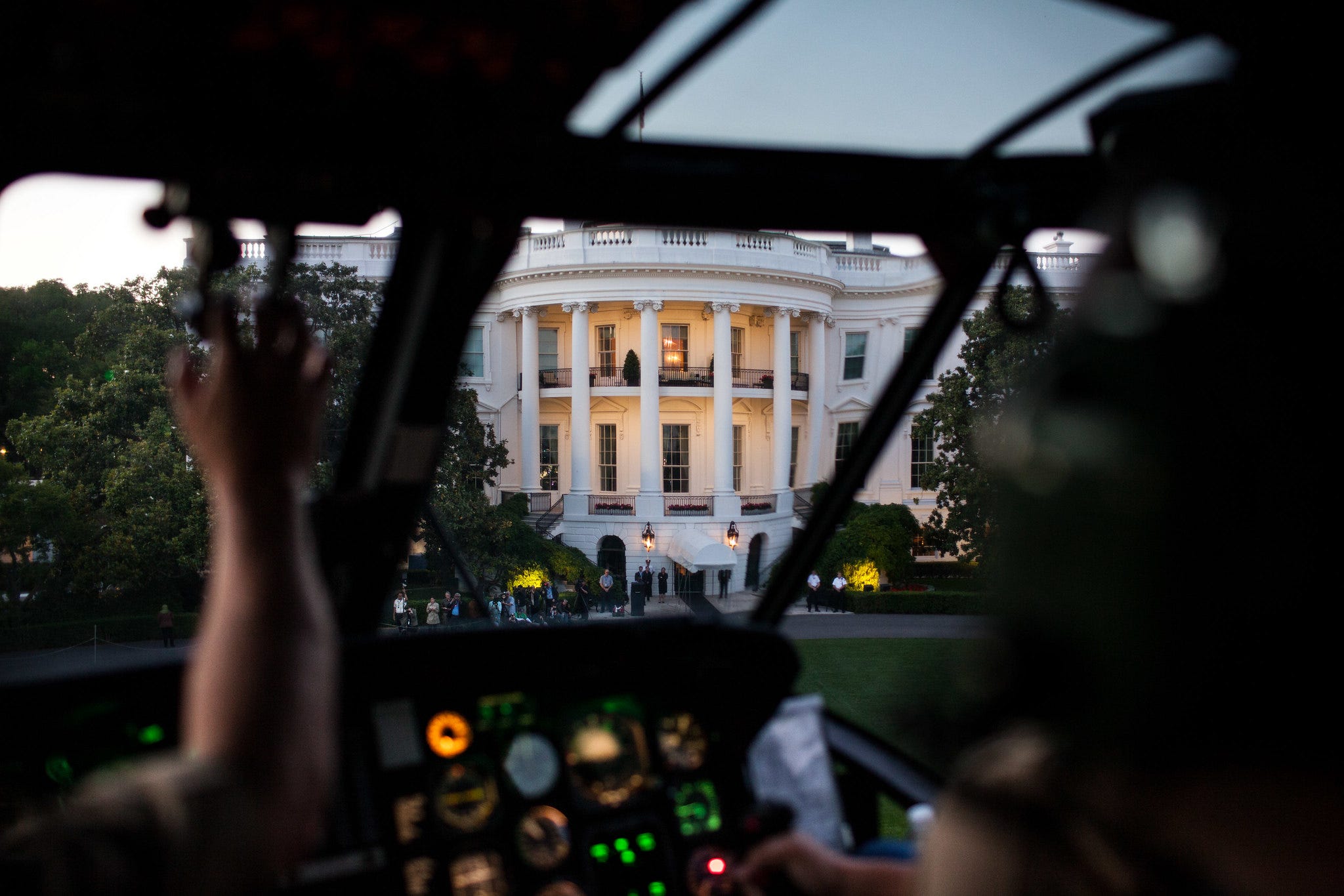 Das Cockpit von Marine One bei der Landung im Weißen Haus
