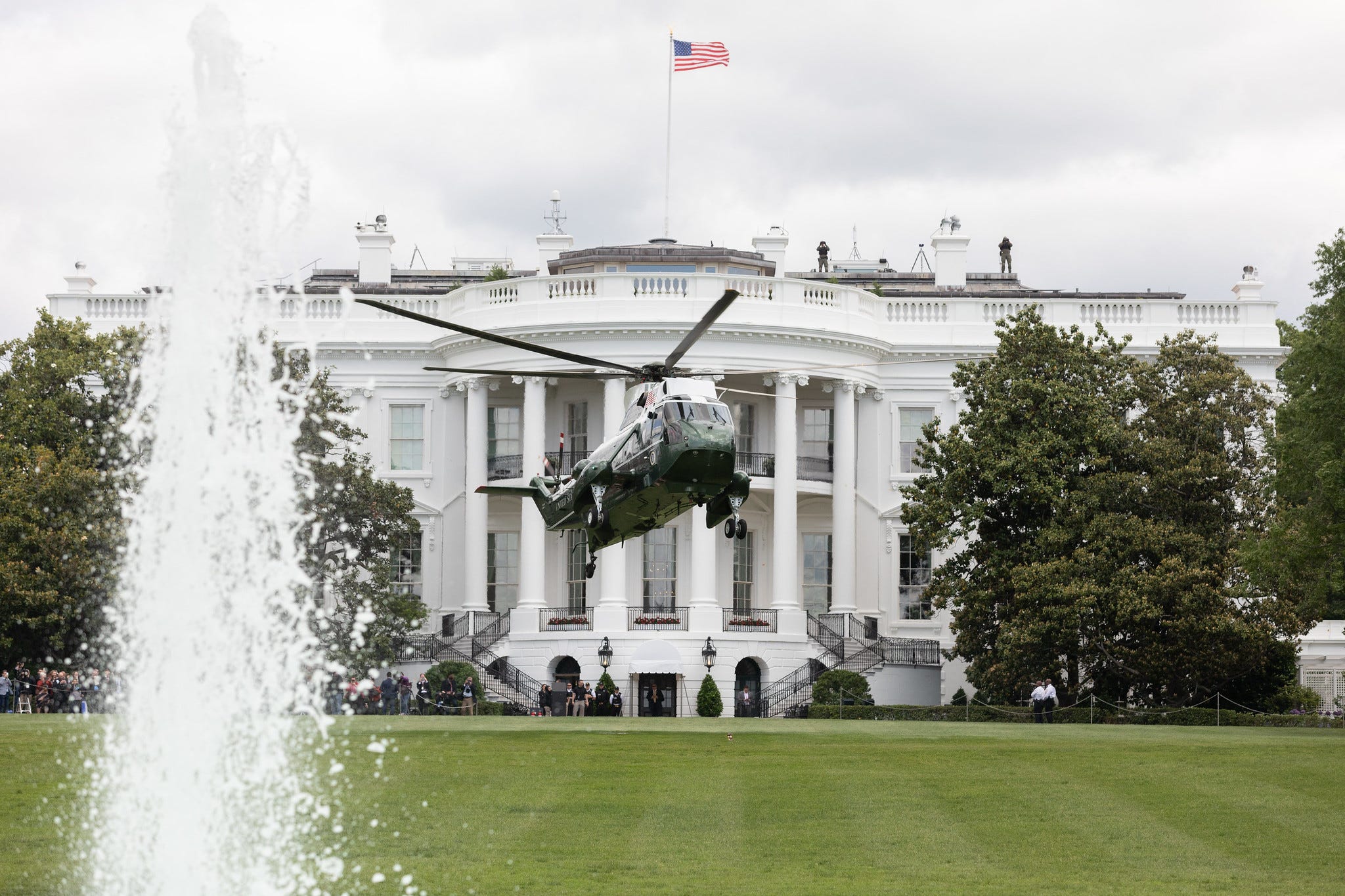 Marine One hebt vom South Lawn des Weißen Hauses ab