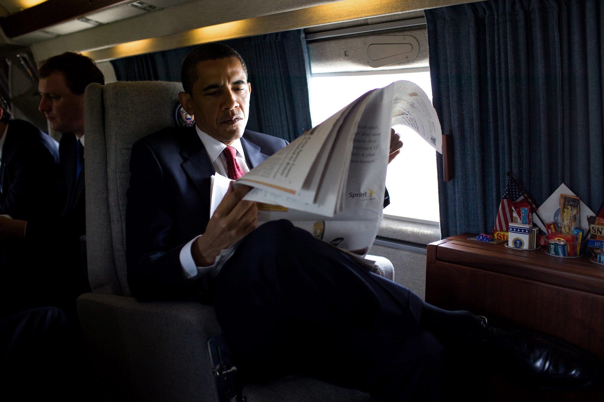 Präsident Barack Obama liest an Bord der Marine One eine Morgenzeitung