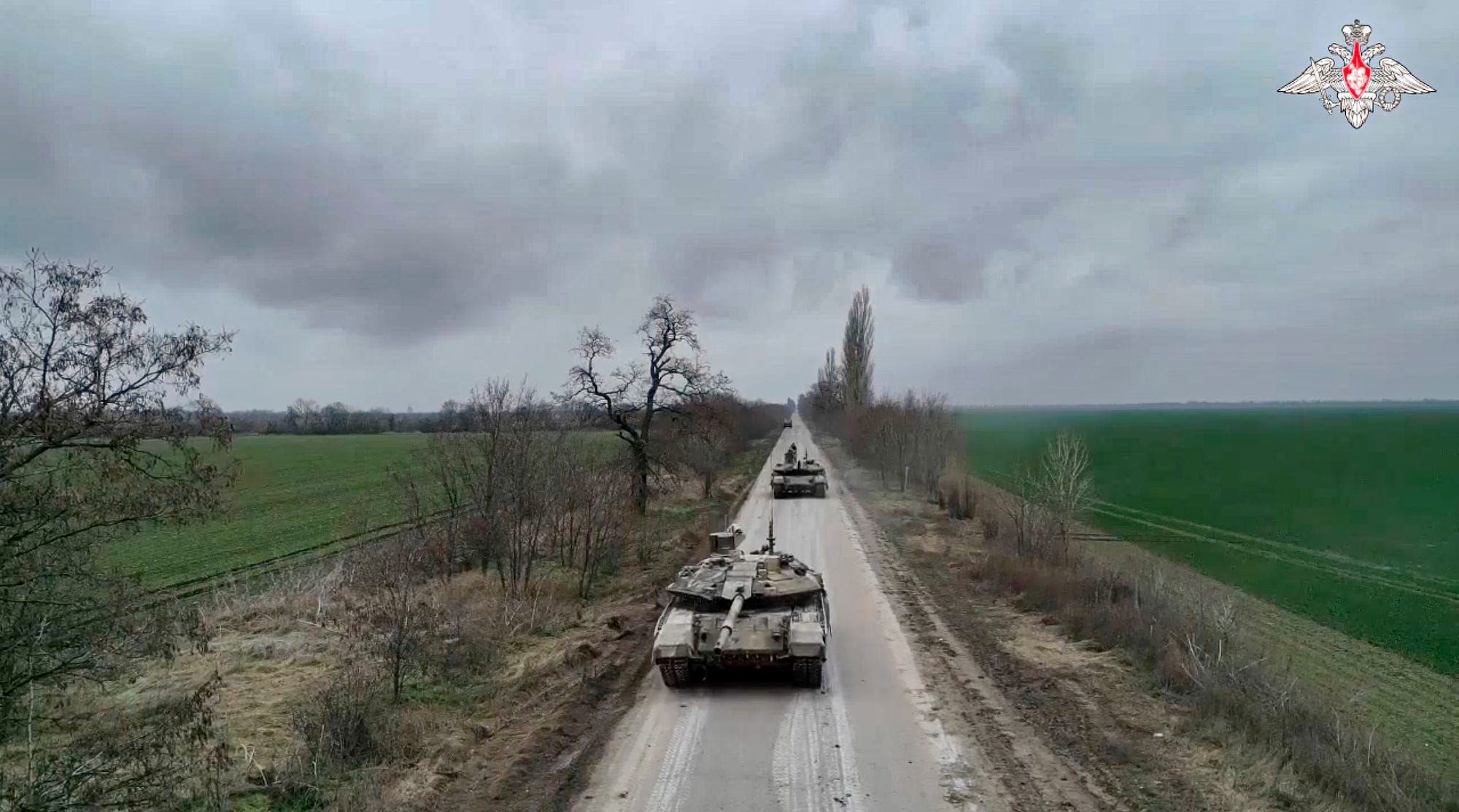 An einem grauen Tag wurden zwei russische T-90M-Panzer frontal an einem unbekannten ländlichen Ort in der Ukraine gesichtet.  Bild veröffentlicht vom Pressedienst des russischen Verteidigungsministeriums am 23. Januar 2023