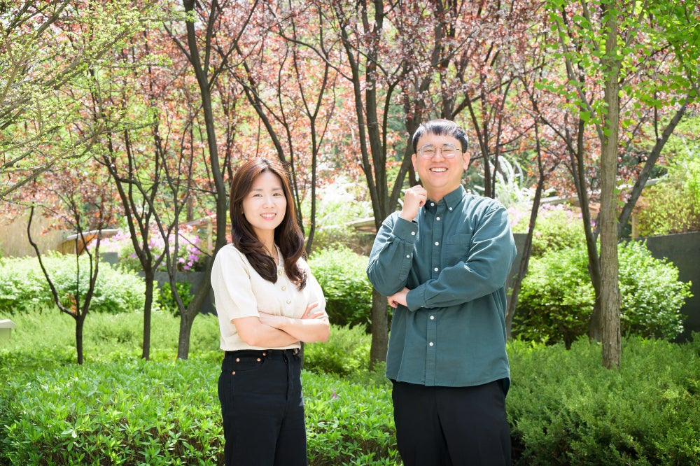 (Von links) Yoonjung Choi und Yonghyun Ryu vom Global AI Center von Samsung Research.  Credit – Samsung Newsroom – Ein tieferer Einblick in Samsungs Live Translate (3 weitere Sprachen zur Science-Fiction-Funktion hinzugefügt)