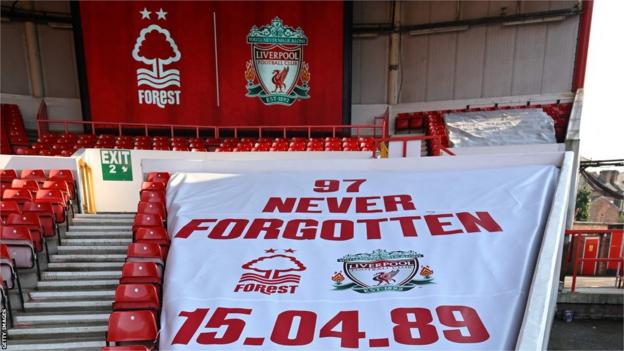 Für ein FA-Cup-Spiel gegen Liverpool im Jahr 2022 deckte Nottingham Forest 97 Sitze als Hommage an die Liverpool-Fans ab, die infolge der Hillsborough-Katastrophe ums Leben kamen