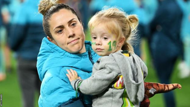 Katrina Gorry und ihre Tochter Harper, nachdem Australien bei der Frauen-Weltmeisterschaft 2023 ausgeschieden war