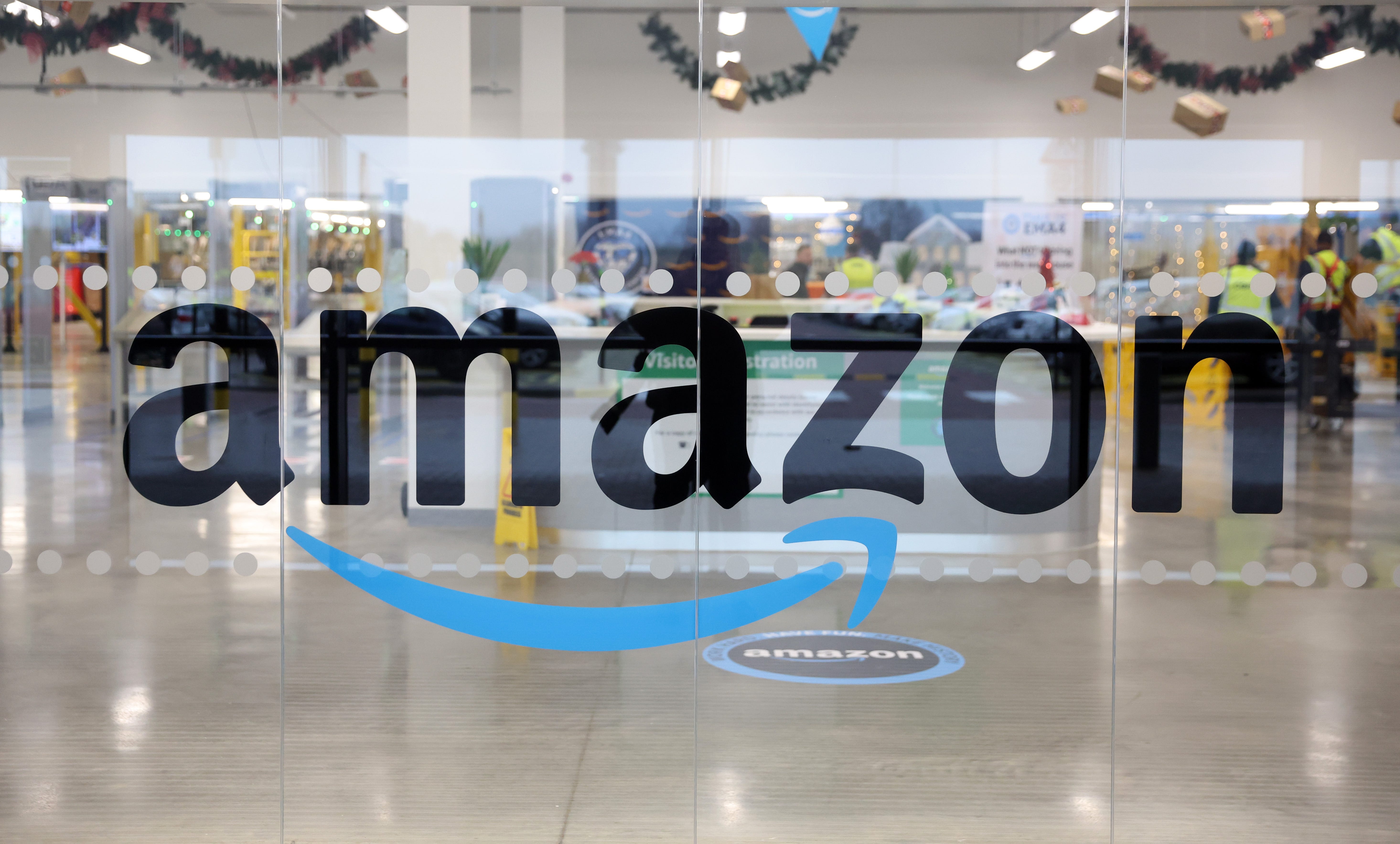 Amazon-Logo am Fenster