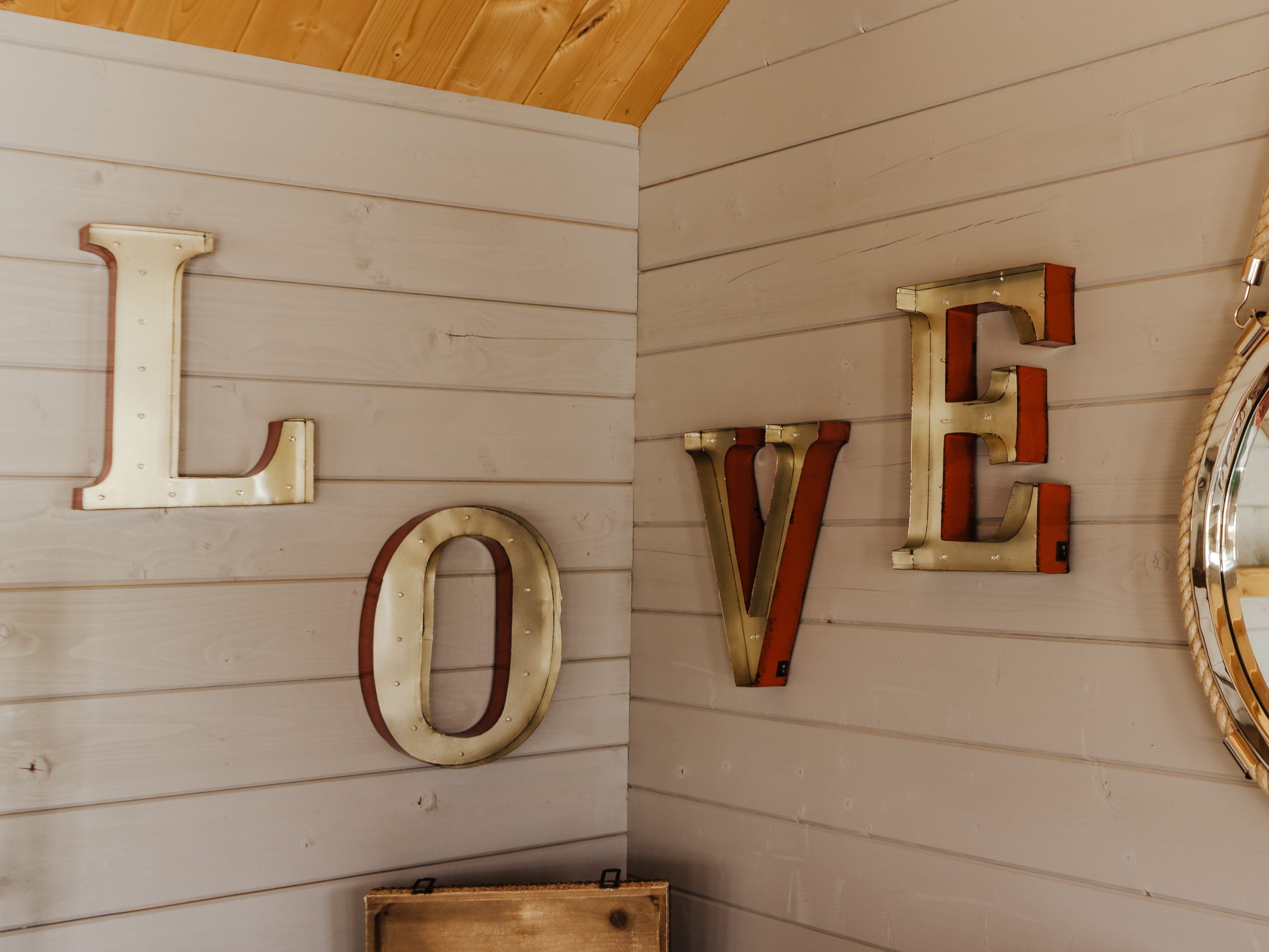Getrennte Buchstaben buchstabieren „Liebe“ an einer Wand