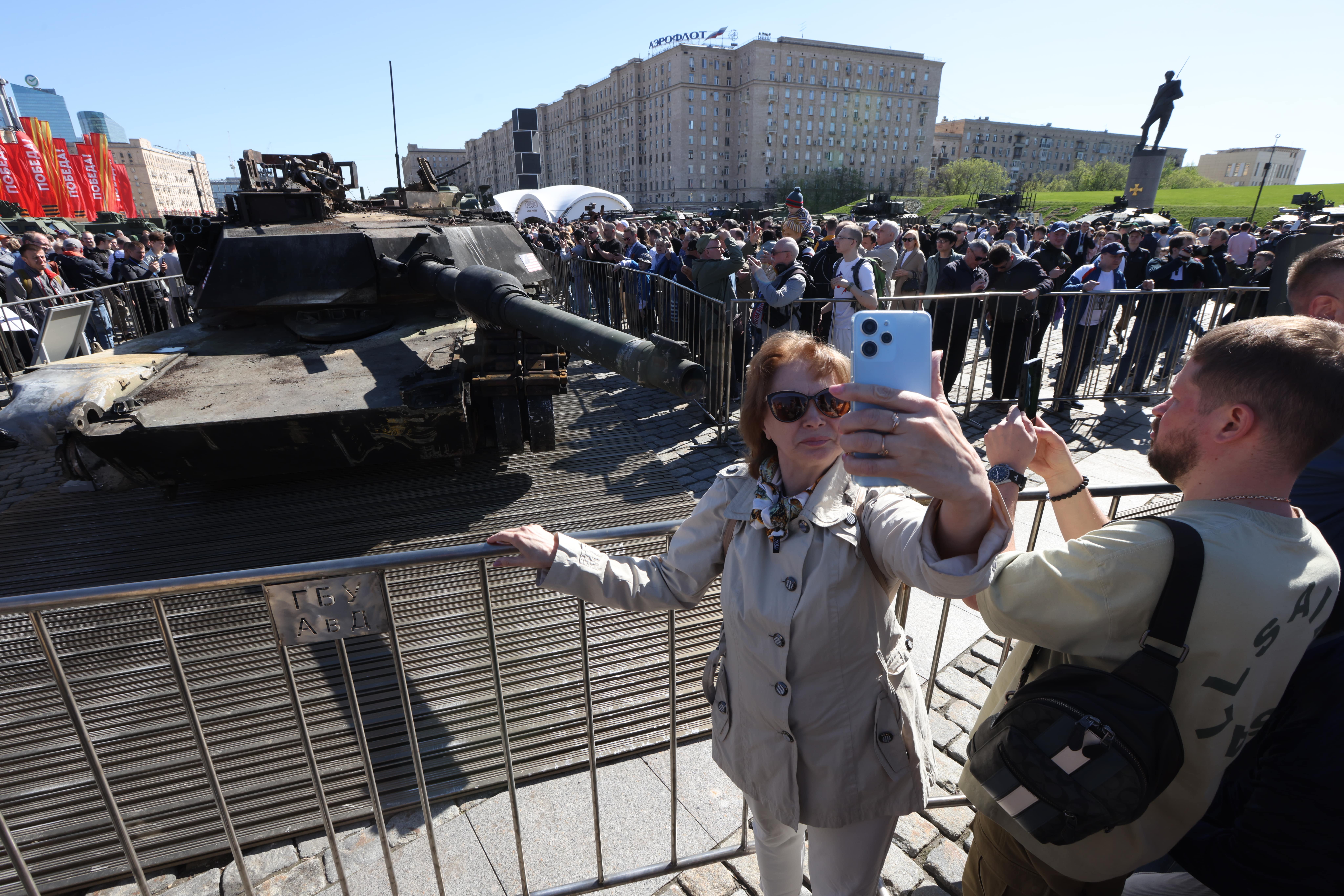 Besucher betrachten einen M1A1 Abrams-Kampfpanzer, der in den USA hergestellt und in der Ukraine erbeutet wurde, auf der Ausstellung „Trophäen der russischen Armee“, während sie am 1. Mai 2024 auf dem Poklonnaja-Hügel in Moskau, Russland, den Internationalen Arbeitertag feiern.