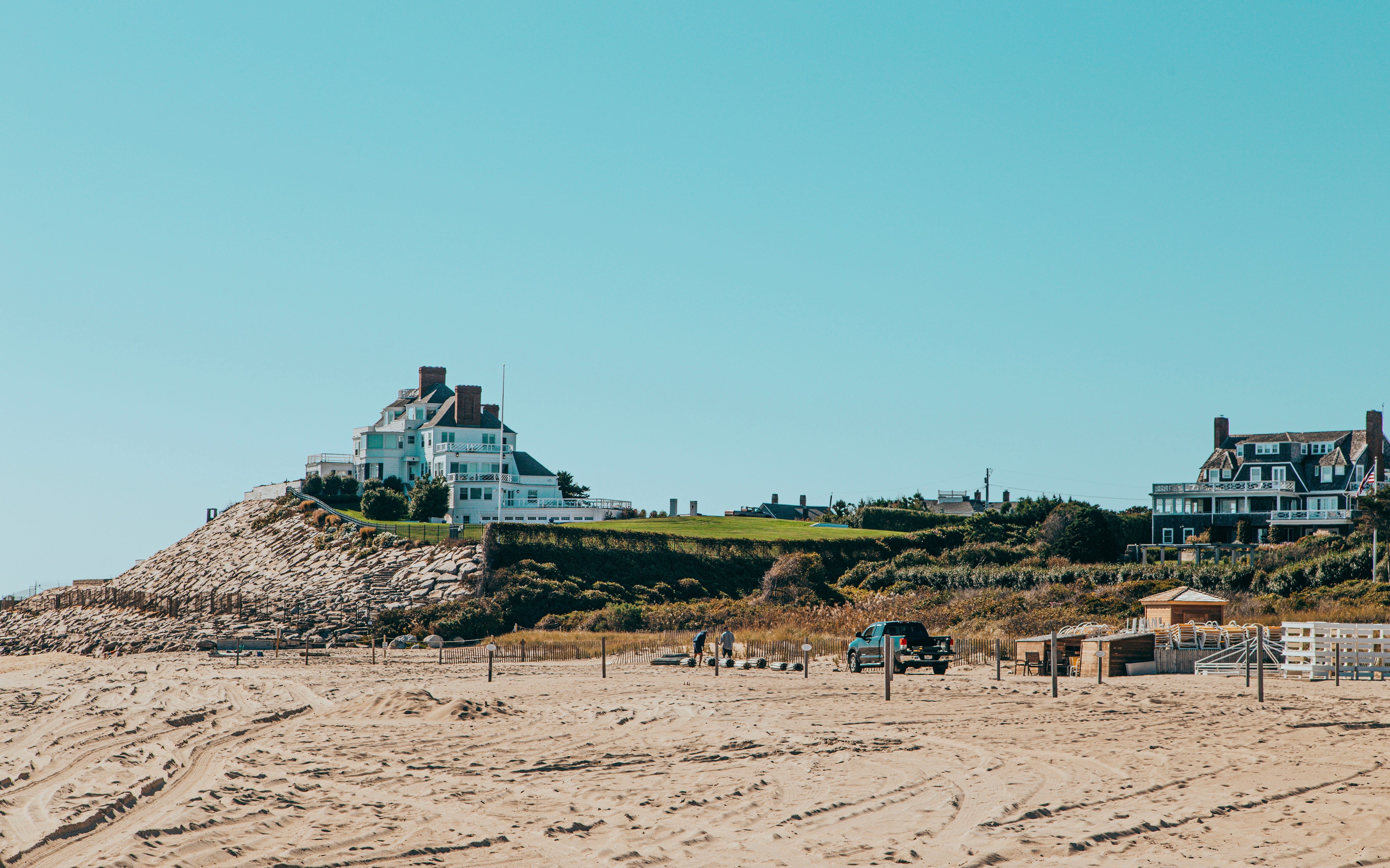 Taylor Swift's Watch Hill Rhode Island Mansion liegt auf einem Hügel mit Blick auf die Küste