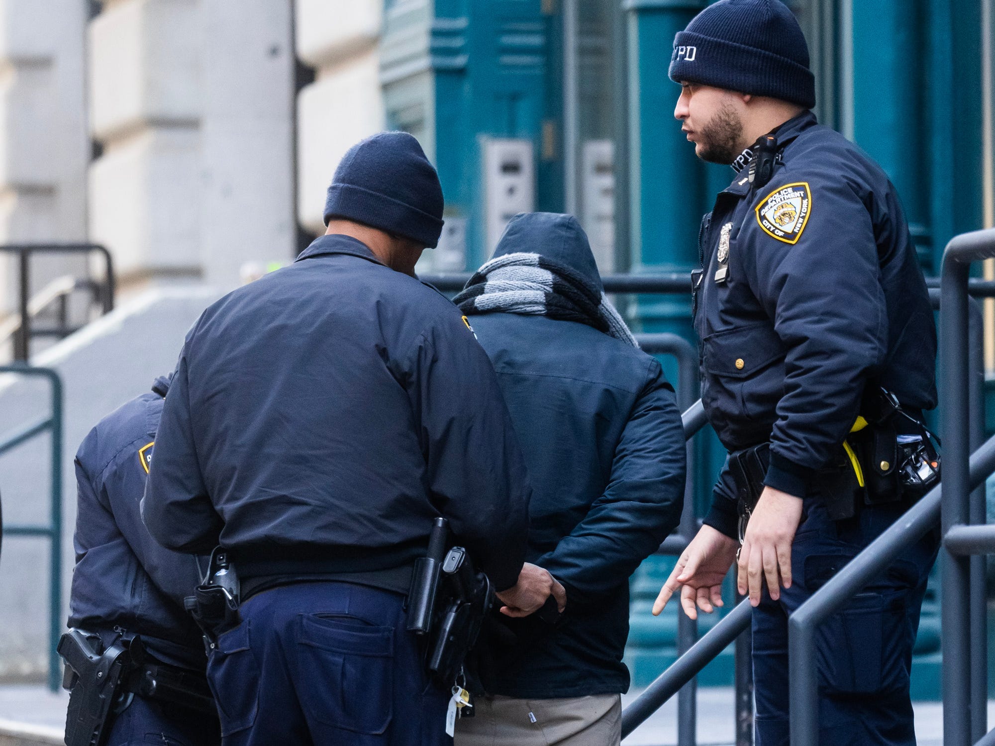 Die Polizei verhaftet einen Verdächtigen vor ihrer Wohnung in New York