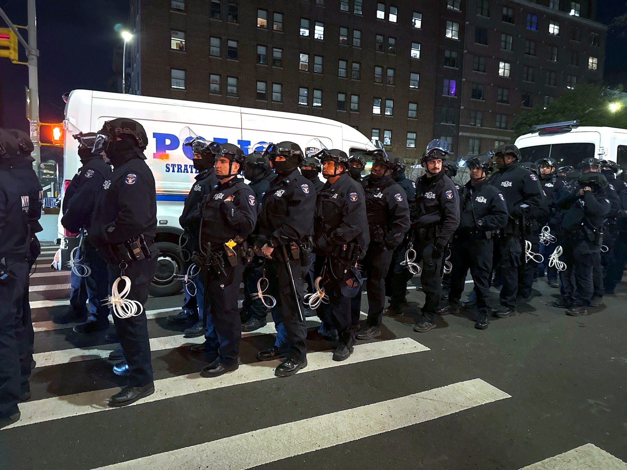 Mitglieder der Strategic Response Group des New York Police Department treten am frühen Freitag, dem 26. April 2024, vor dem Haupttor der Columbia University in New York auf, während Demonstranten weiterhin gegen den Israel-Hamas-Krieg protestieren.