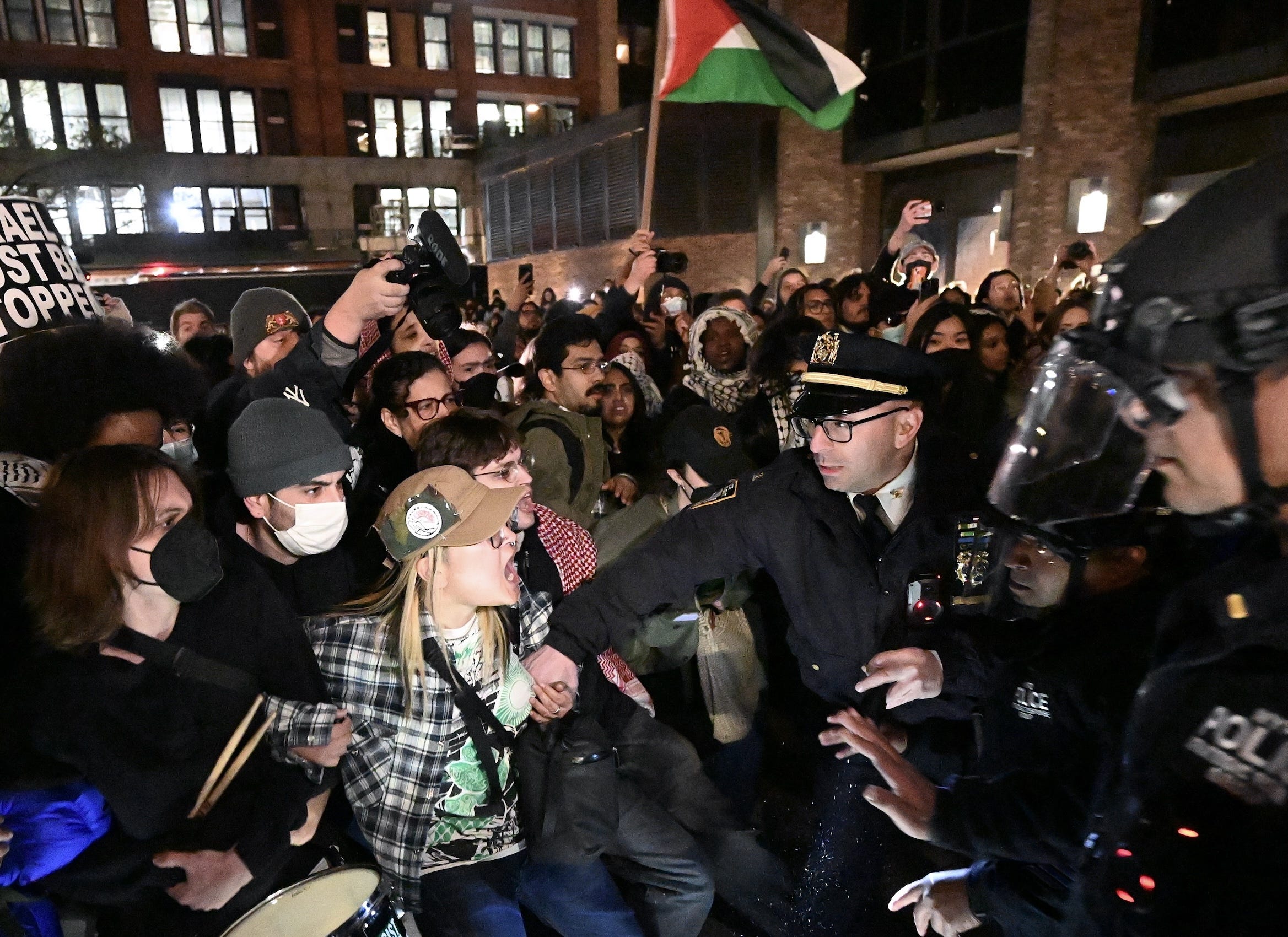 Die Polizei verhaftet am 22. April 2024 in New York, USA, mehr als 100 Studenten der New York University, die gegen Israels Angriffe auf Gaza protestieren.