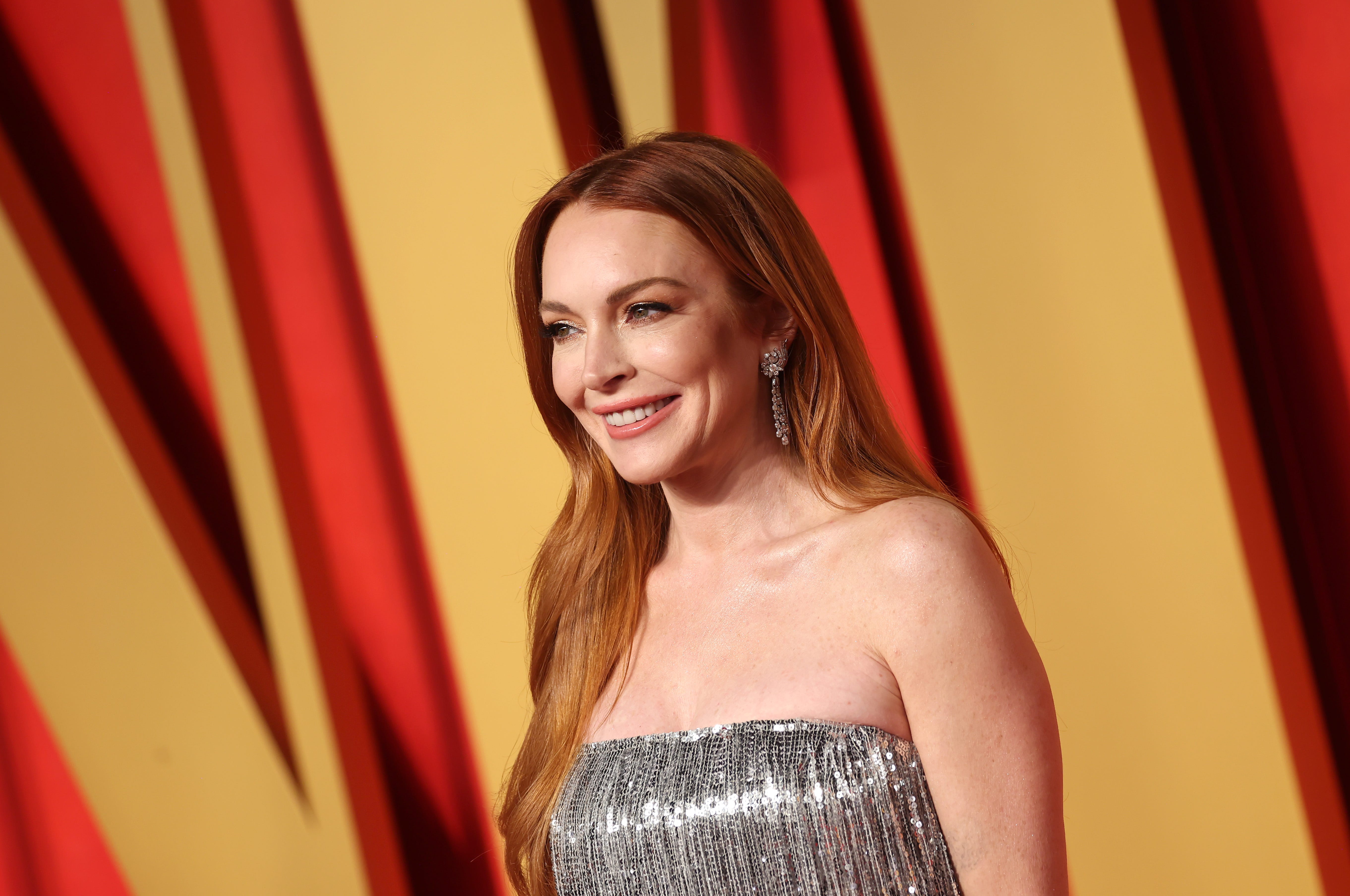 Lindsay Lohan nimmt am 10. März 2024 an der Vanity Fair Oscar Party 2024 teil, die von Radhika Jones im Wallis Annenberg Center for the Performing Arts in Beverly Hills, Kalifornien, veranstaltet wird.