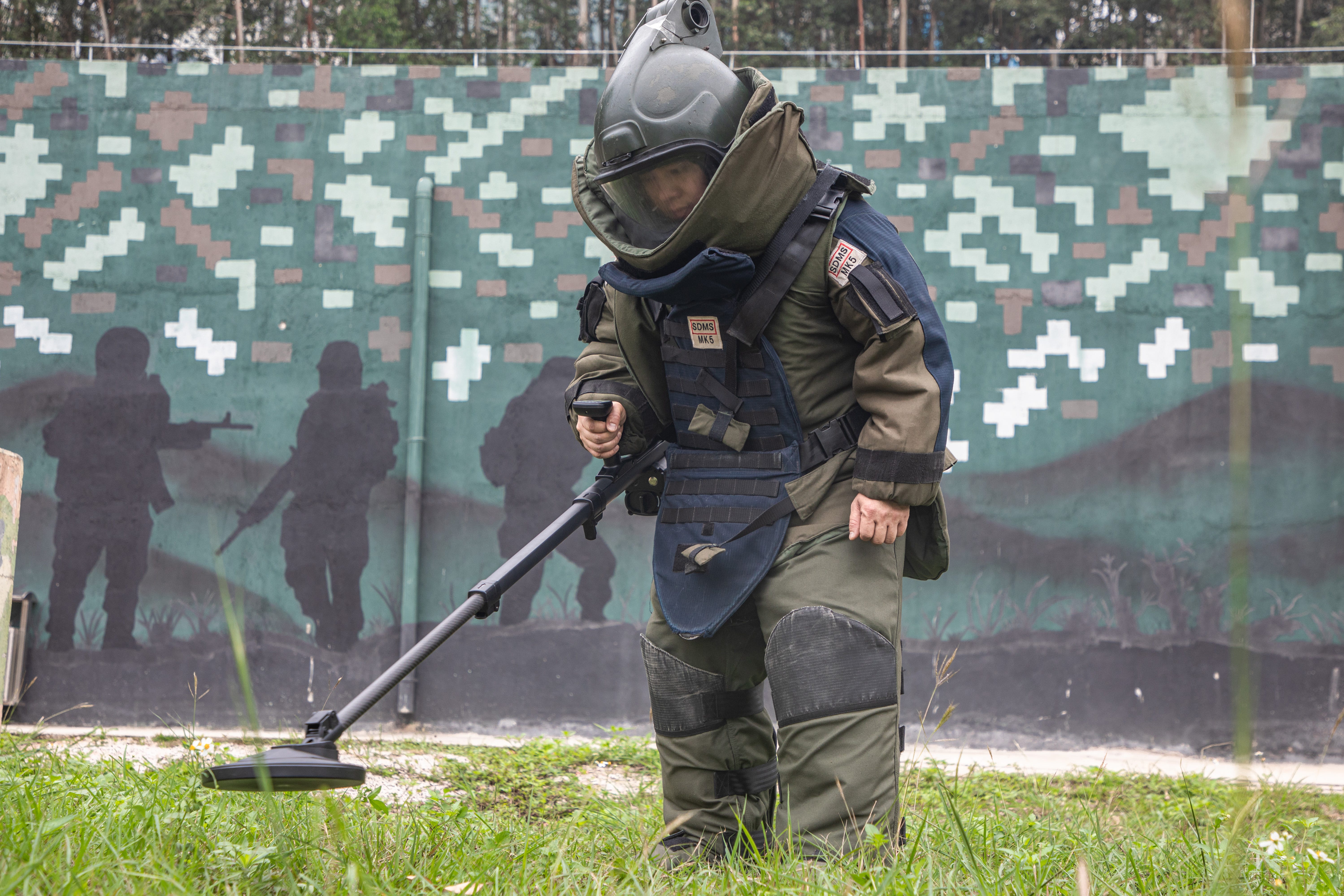 Ein Soldat verwendet einen Minenräumer, um ein „Minenfeld“ während einer Sprengstoffbeseitigungsschulung der bewaffneten Volkspolizei in Nanning, südchinesisches Autonomes Gebiet Guangxi der Zhuang, zu entdecken, 16. Mai 2023.