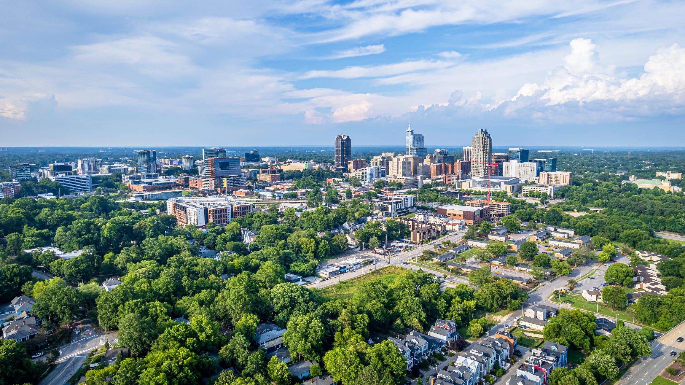 Blick auf die Innenstadt von Raleigh, North Carolina mit blauem Himmelshintergrund.