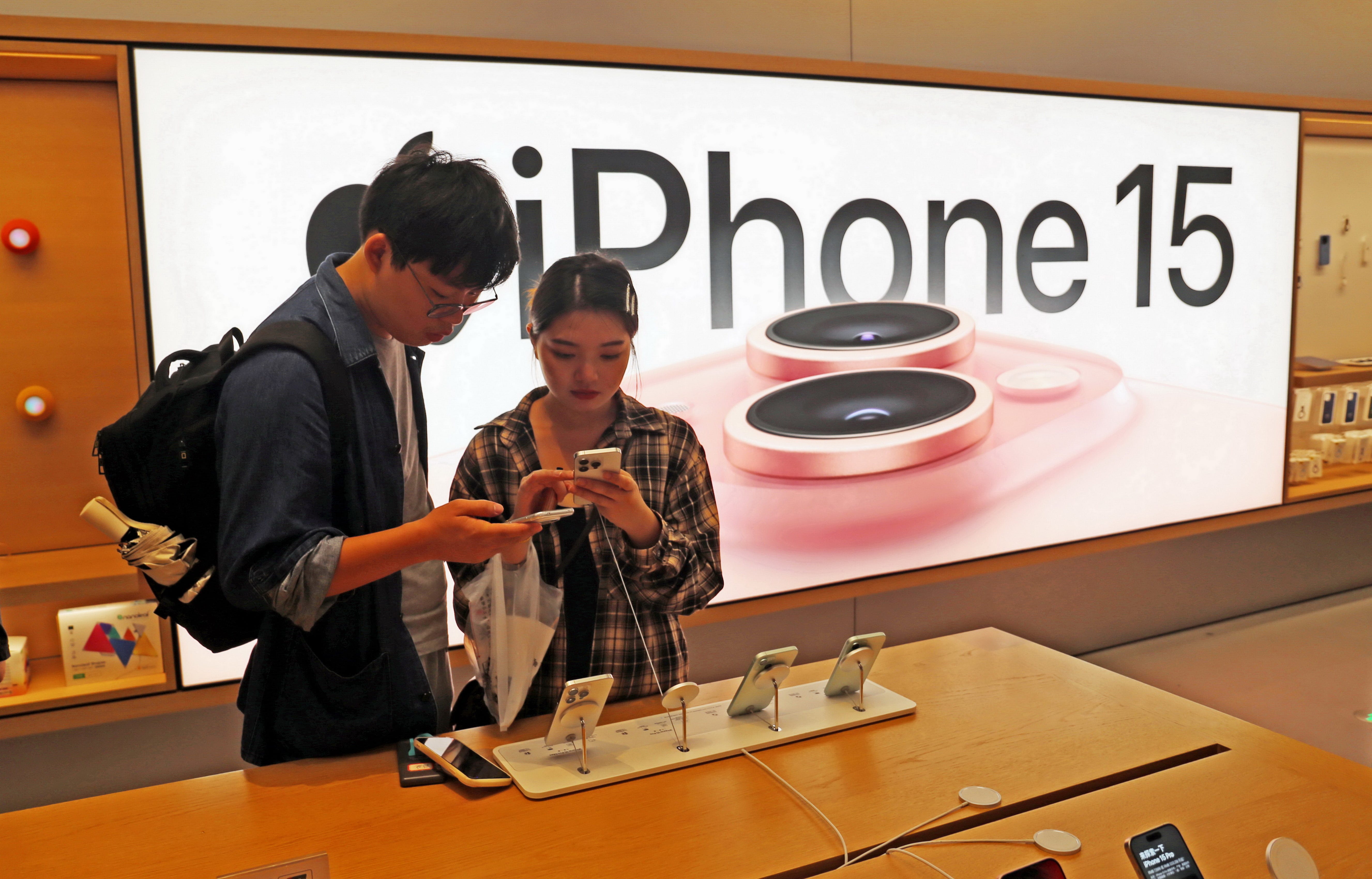 Kunden testen das iPhone 15 von Apple in einem Apple Store in Shanghai, China.