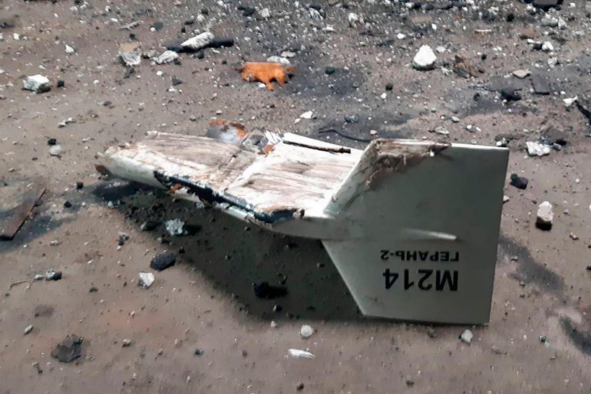 Das Wrack einer in der Nähe von Kupiansk in der Ukraine abgeschossenen iranischen Shahed-Drohne, wie Kiew es nennt.
