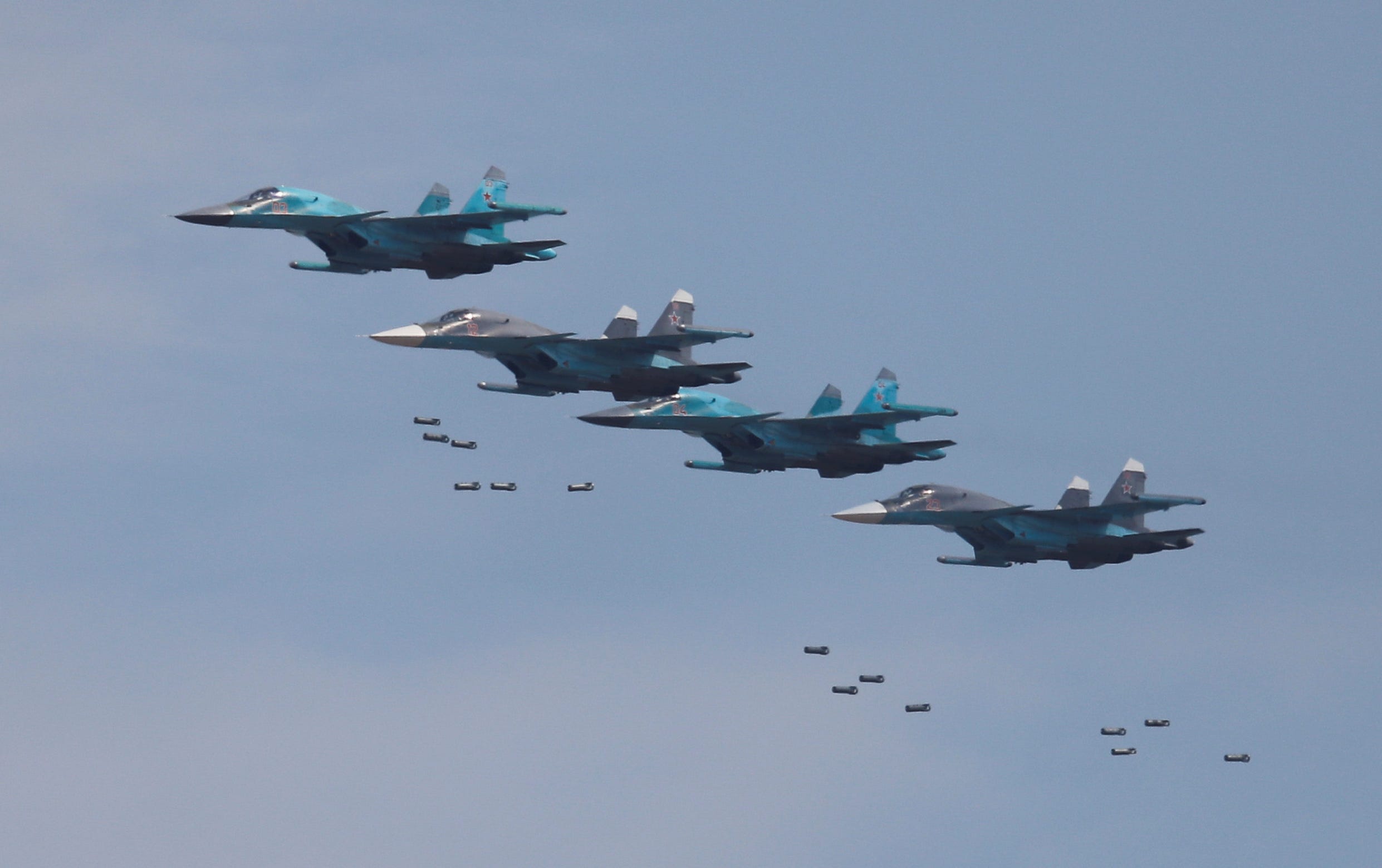 Suchoi Su-34-Bomber werfen Bomben während des Aviadarts-Wettbewerbs im Rahmen der Internationalen Armeespiele 2018 auf dem Dubrovichi-Gebiet außerhalb von Rjasan, Russland, am 4. August 2018 ab.