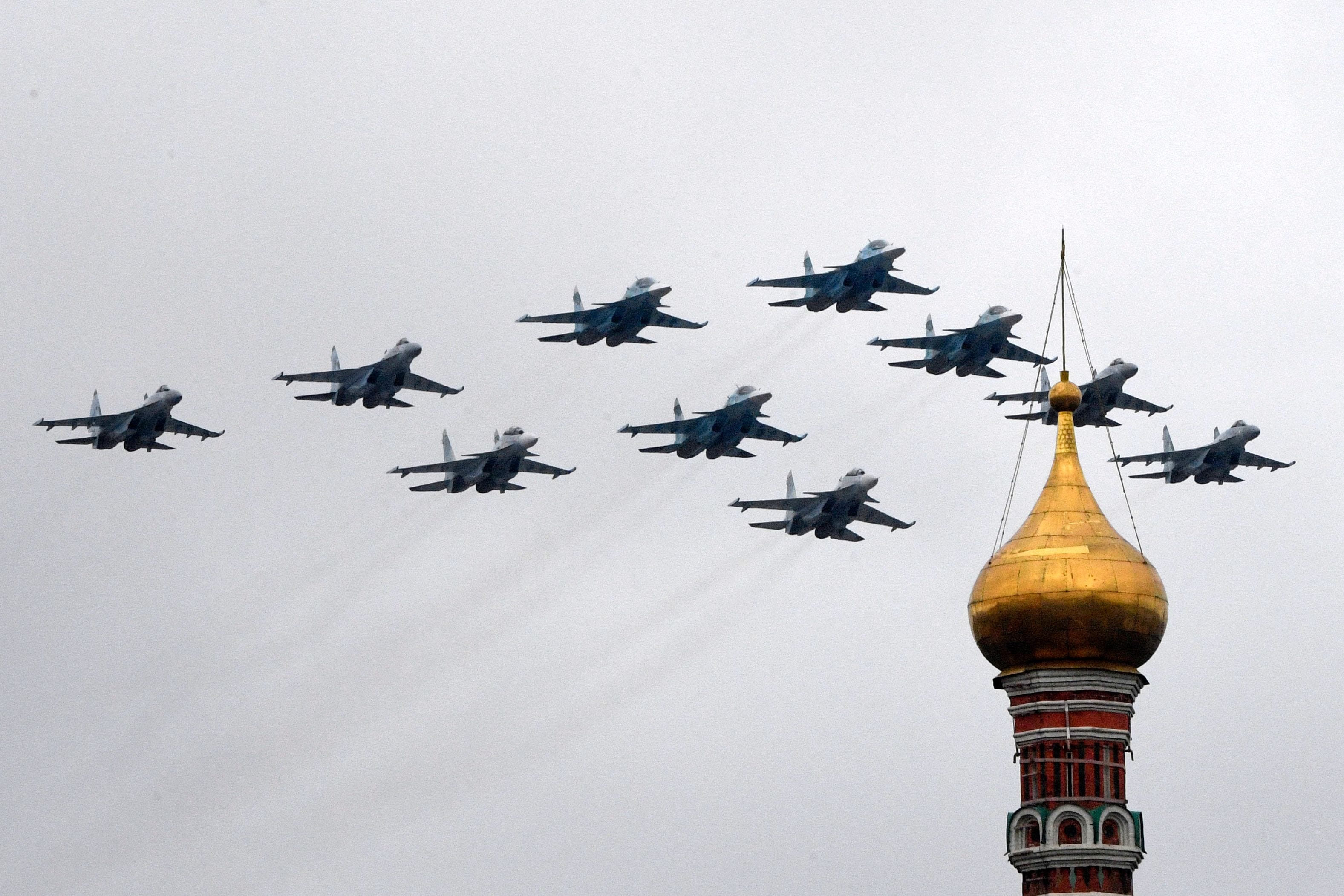 Russische Suchoi Su-35S-Kampfflugzeuge, Su-34-Militärkampfflugzeuge und Su-30SM-Düsenjäger fliegen während der Militärparade zum Tag des Sieges am 9. Mai 2021 in Formation über dem Zentrum Moskaus